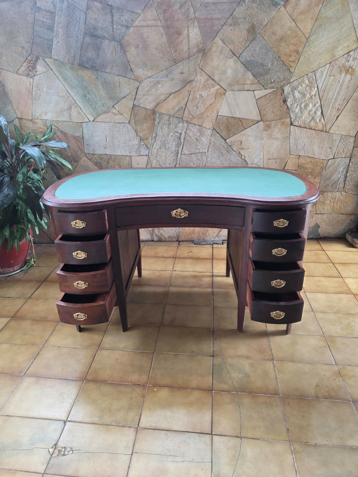 antiga escrivaninha rim, com puxadores em bronze e couro no tampo