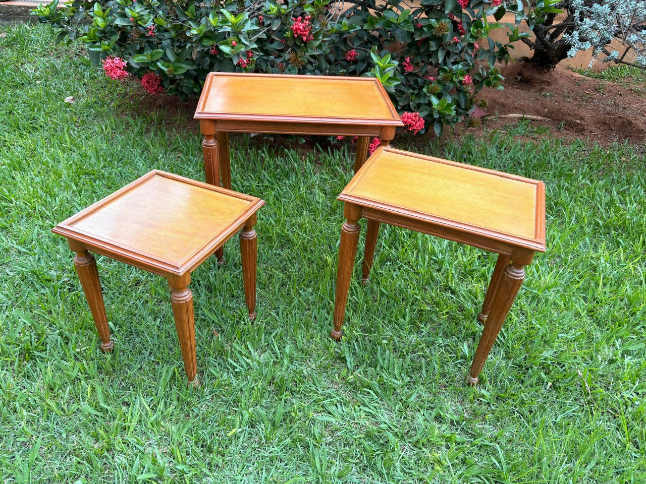 Trio de mesinhas (ninho) em madeira