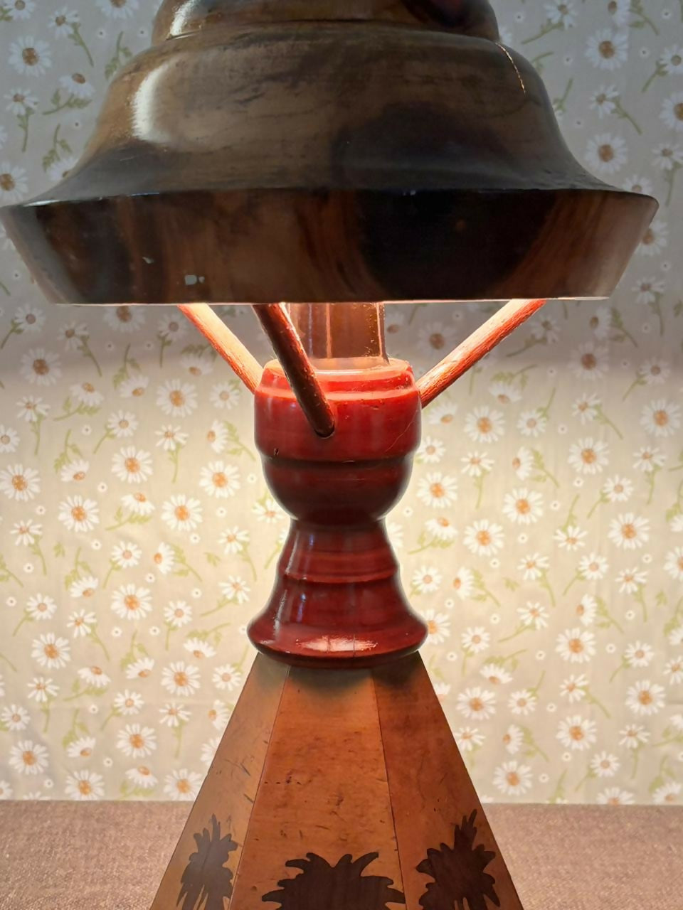 Abajur raro em madeira com marchetaria e cúpula original