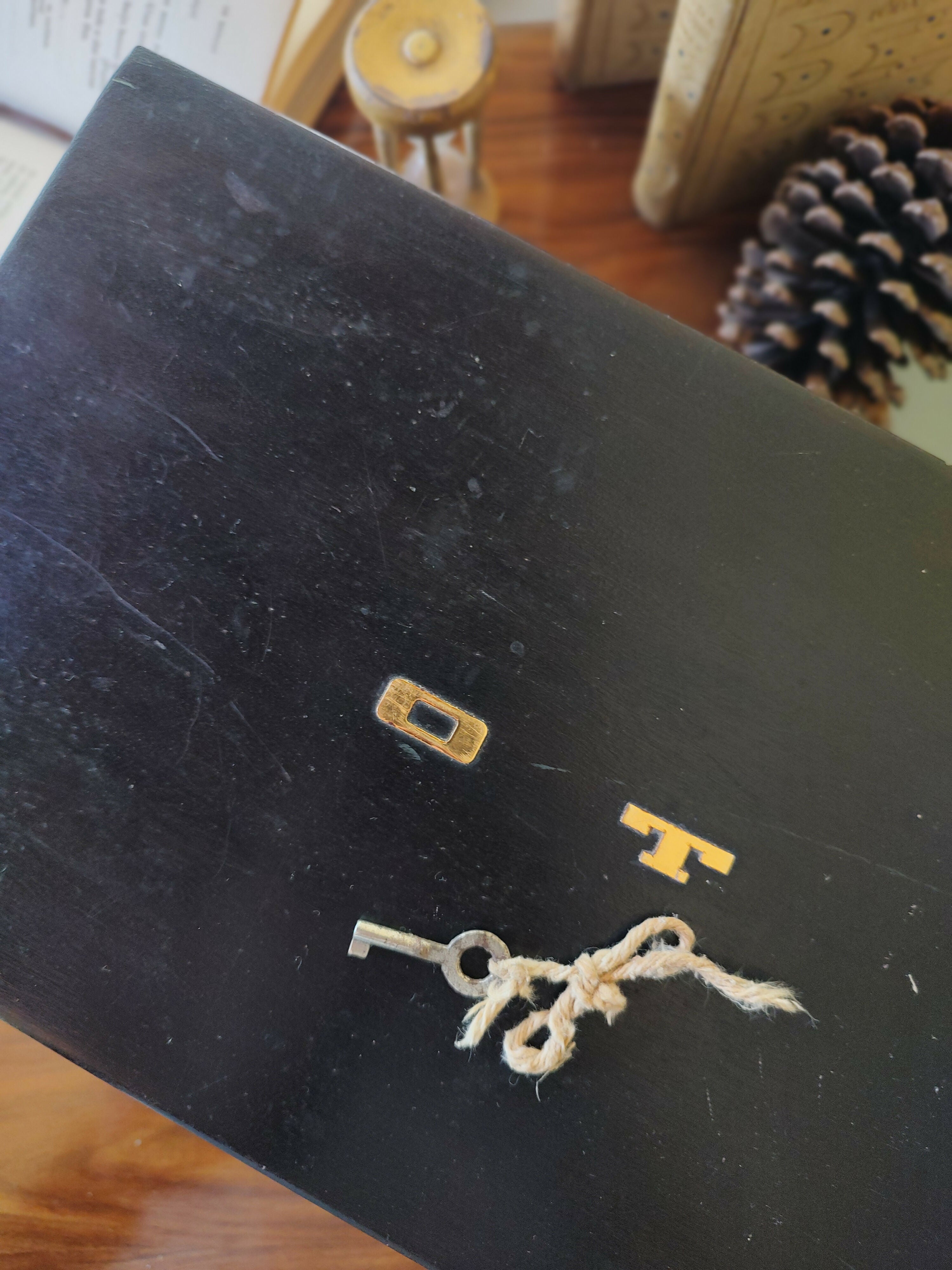 Antiga Caixa em madeira de 1969 com gaveta, chave e iniciais douradas "O T"