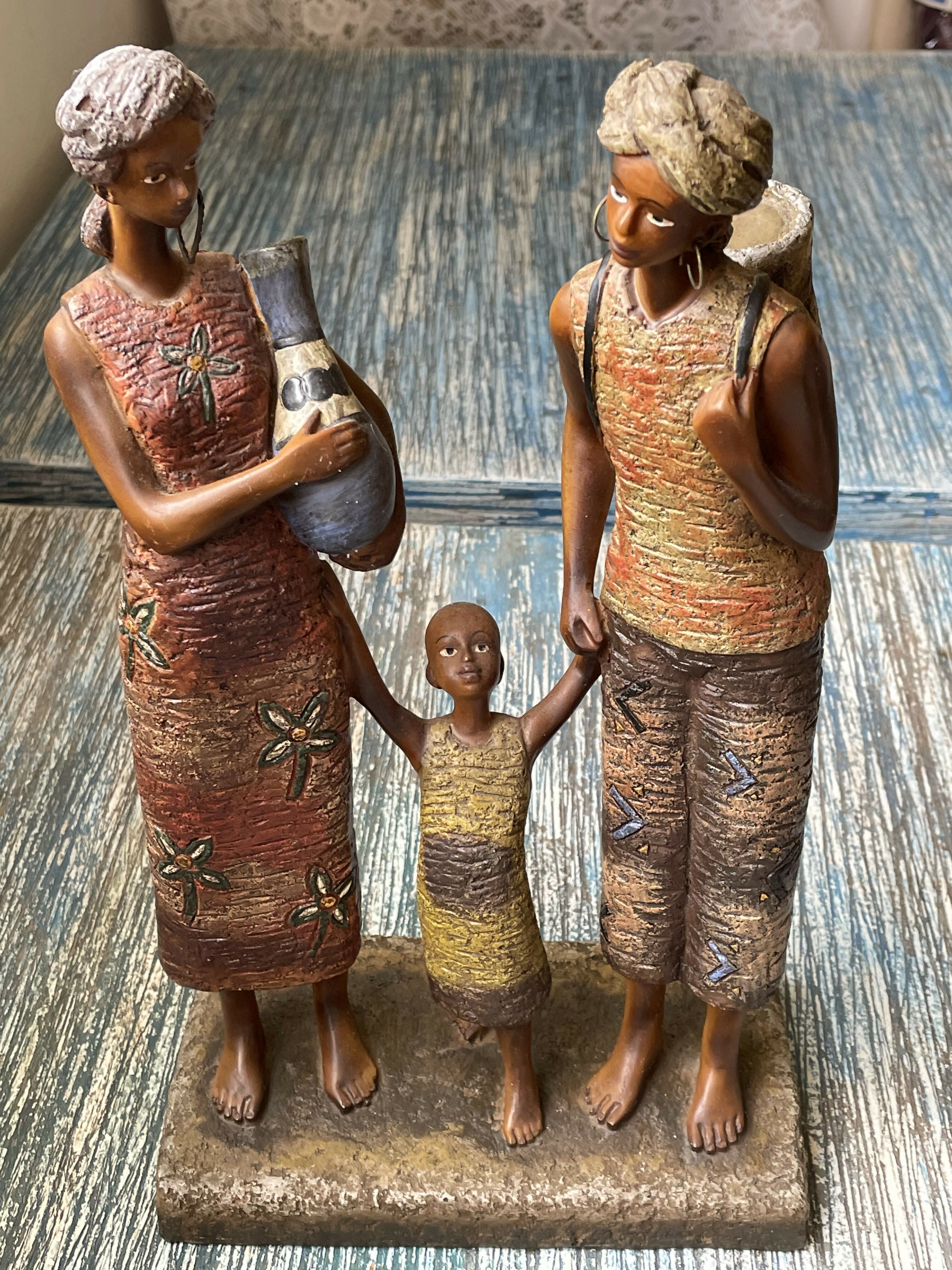 Estatueta em resina retratando família tribal