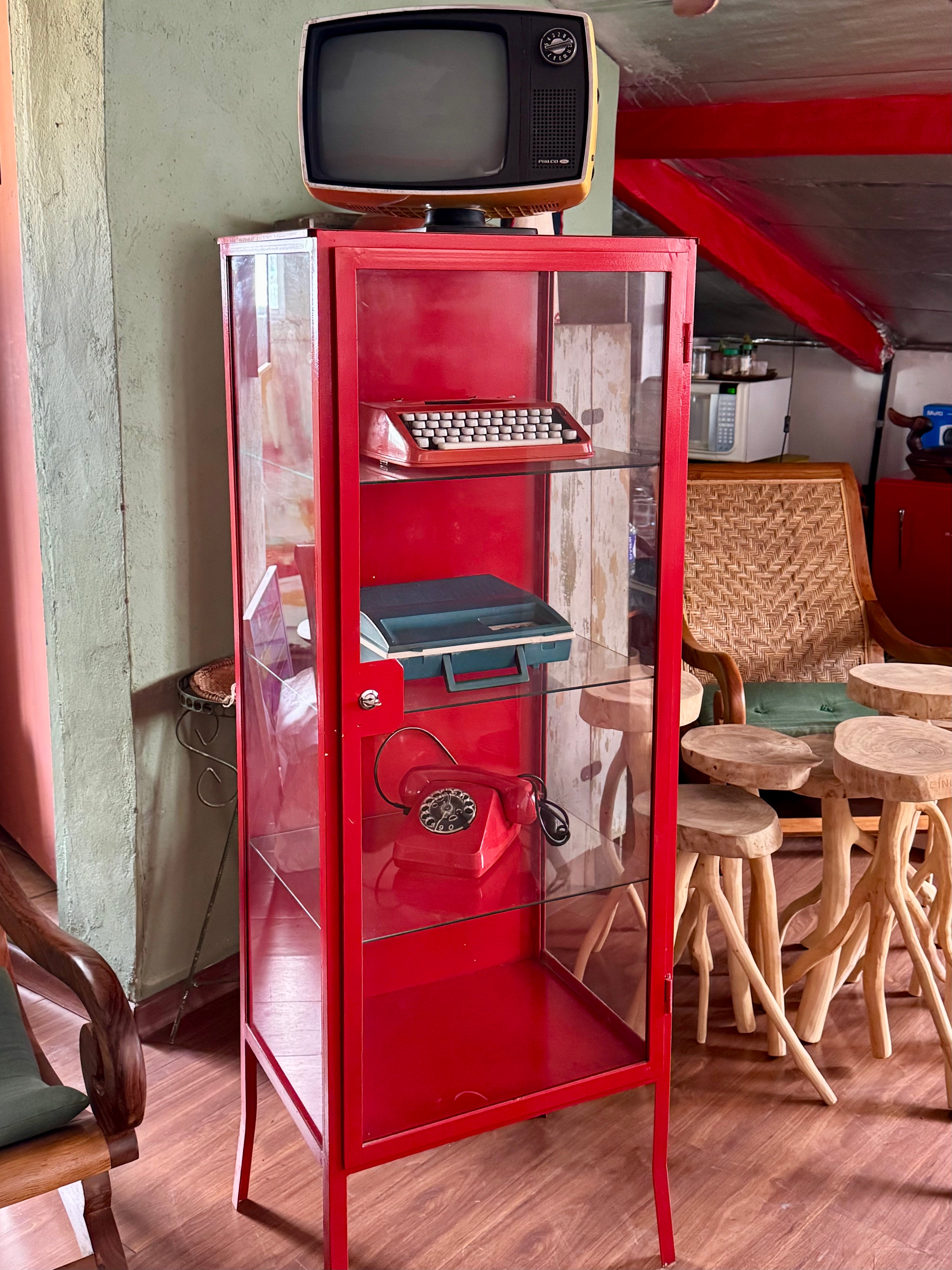 Armário-vitrine antigo vermelho estilo farmacinha