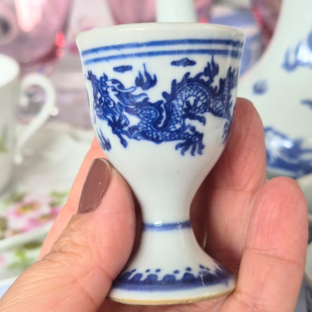 Conjunto para saquê ou vinho em porcelana chinesa Jingdezhen, anos 50, com tradicional decoração azul e branca do dragão Imperial. 9 peças.