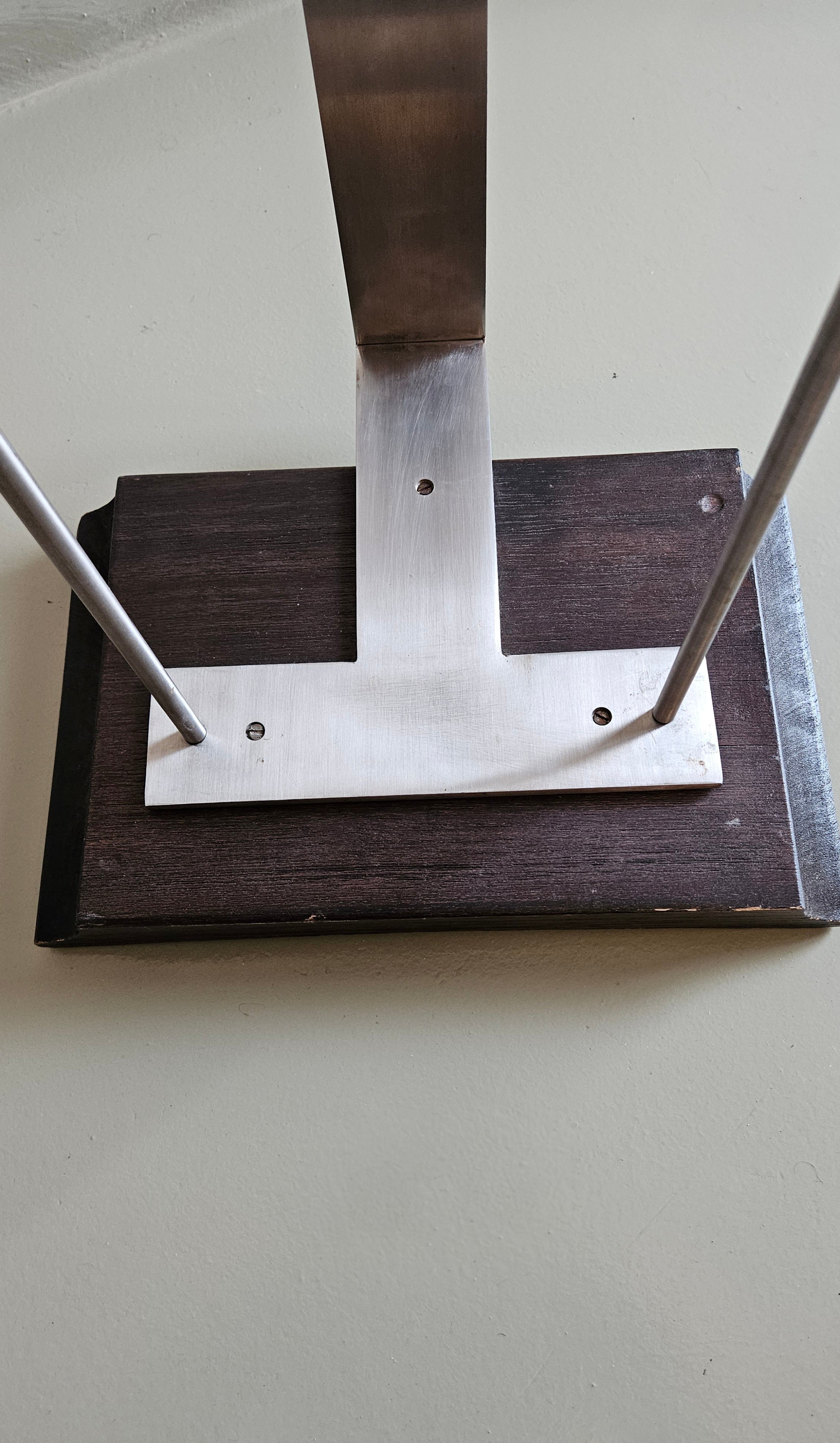 BANQUETA ART DECÓ COM ASSENTO EM MADEIRA ESCURA E BASE EM METAL POLIDO