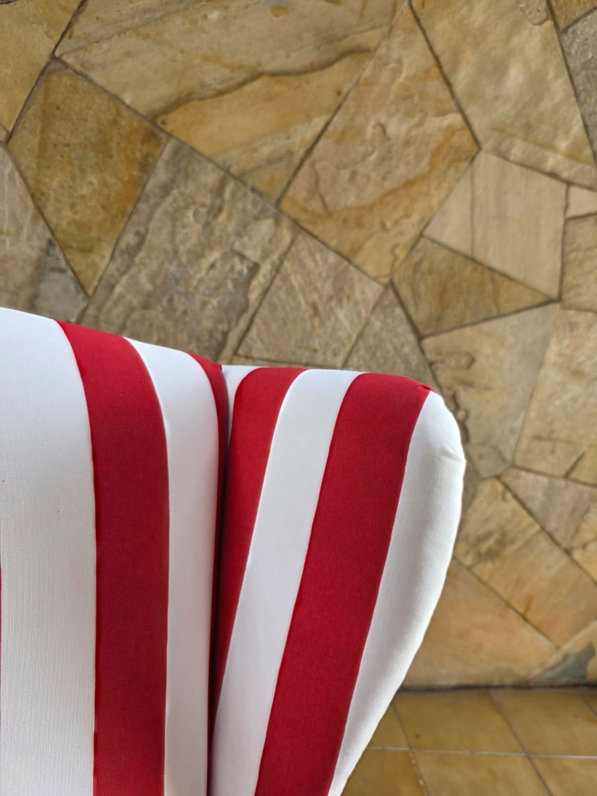 Poltrona Bergère Clássica Estofada em listras vermelho e branco, com pés em imbuia maciça.