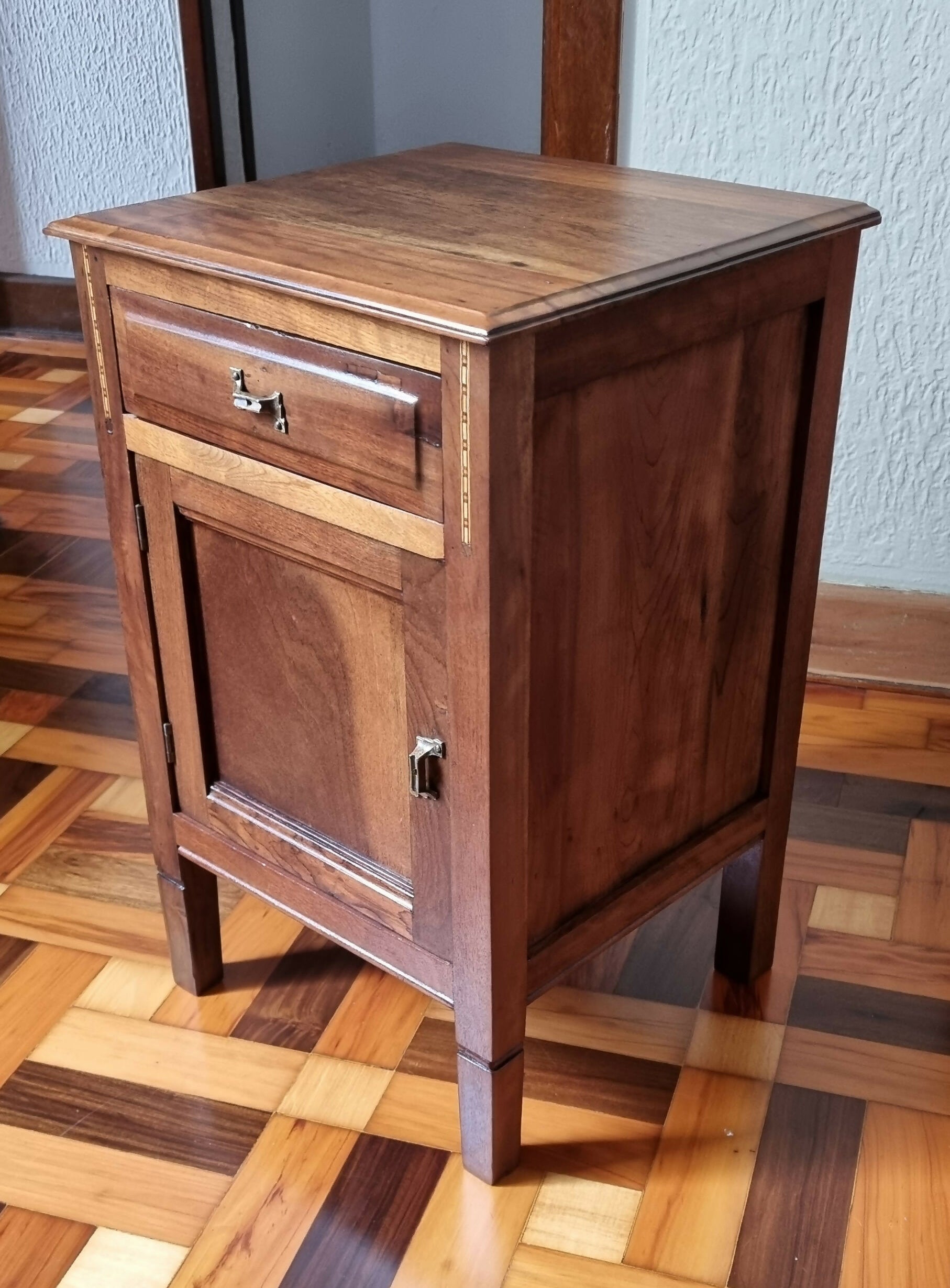 Mesinha de cabeceira com Marchetaria (restaurada)