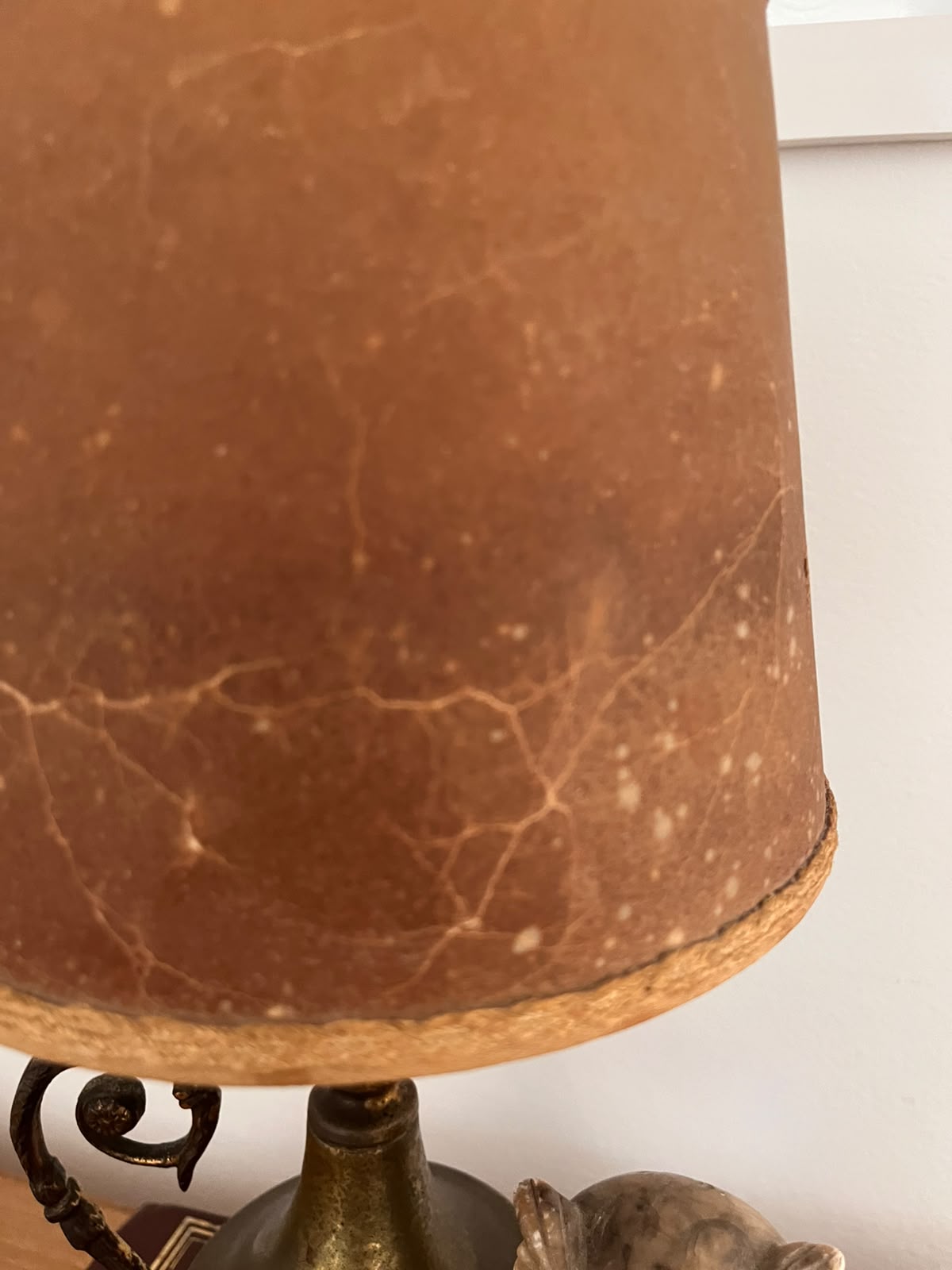 Abajur Vintage Em Bronze com alça e cúpula marrom 