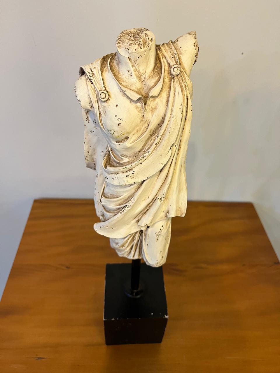 Escultura Decorativa de Torso Clássico com Vestes Drapeadas e Base Preta – 45 cm