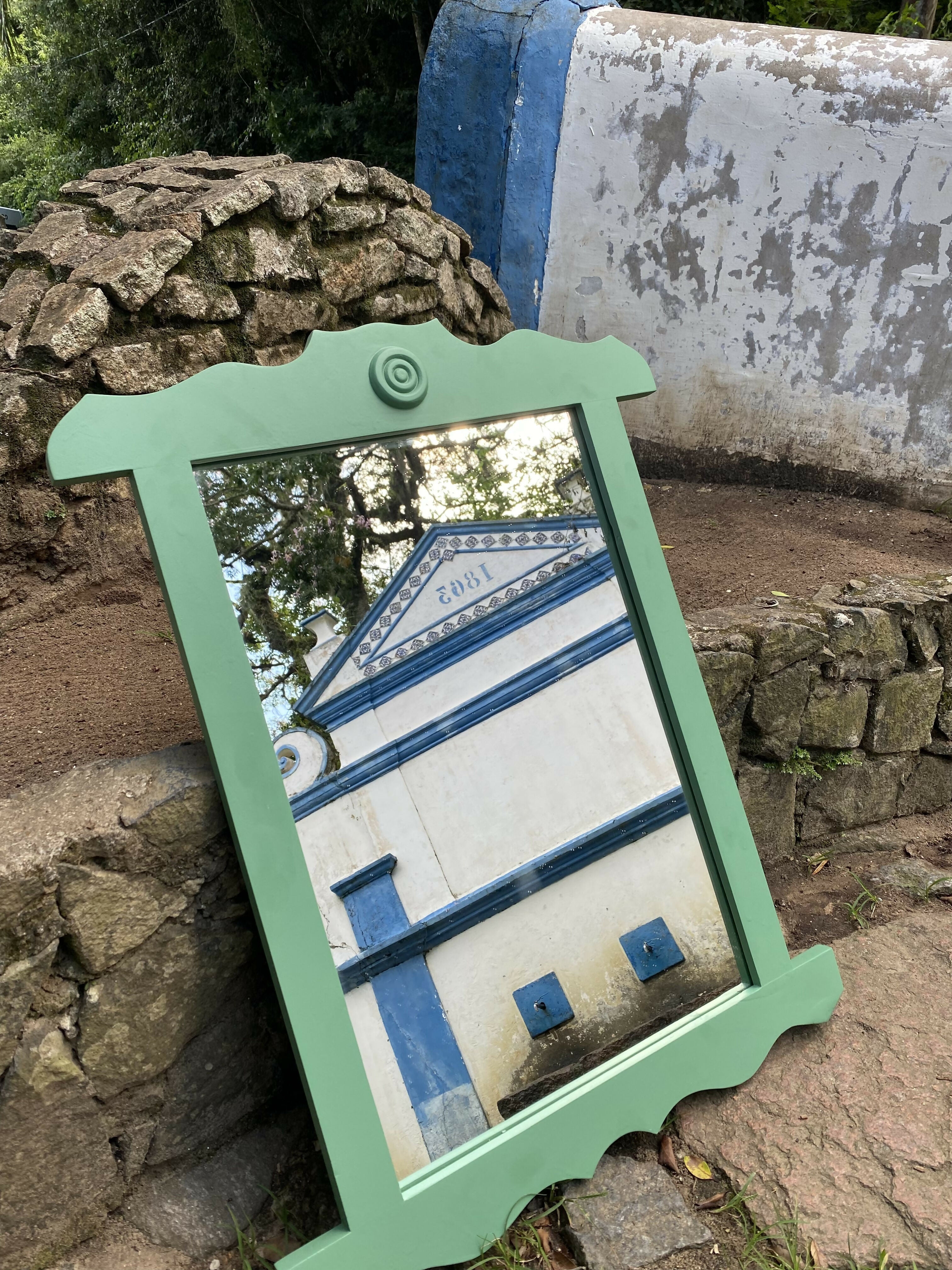 Espelho colonial de madeira