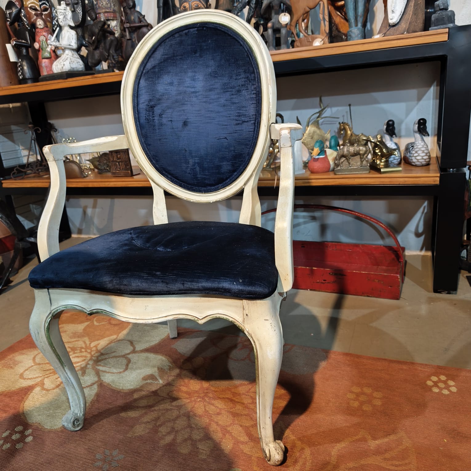 Poltrona Medalhão em Madeira com Estofado Azul