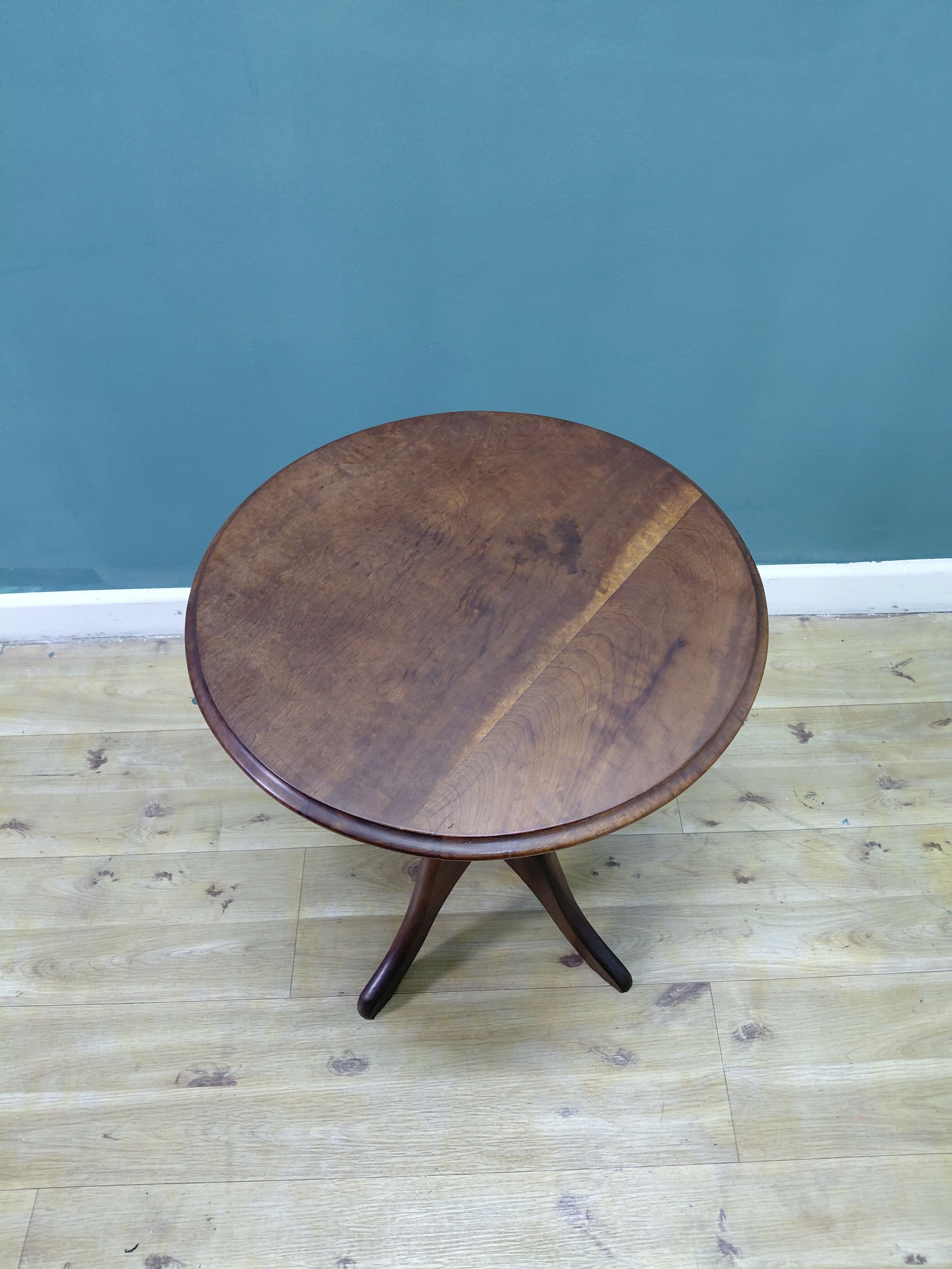 MESA LATERAL redonda em madeira tom de mel