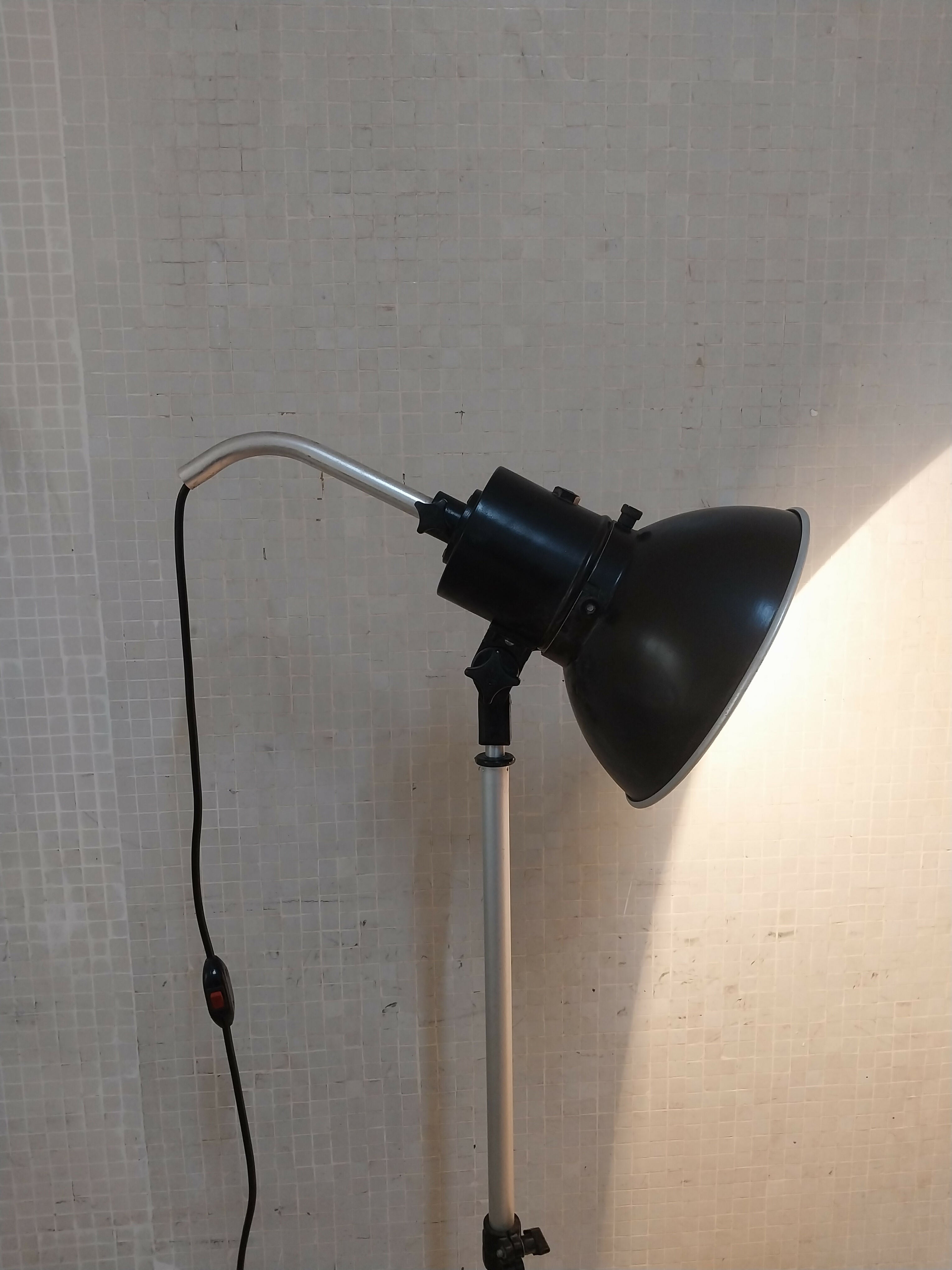 Luminária de Piso Tripé Holofote