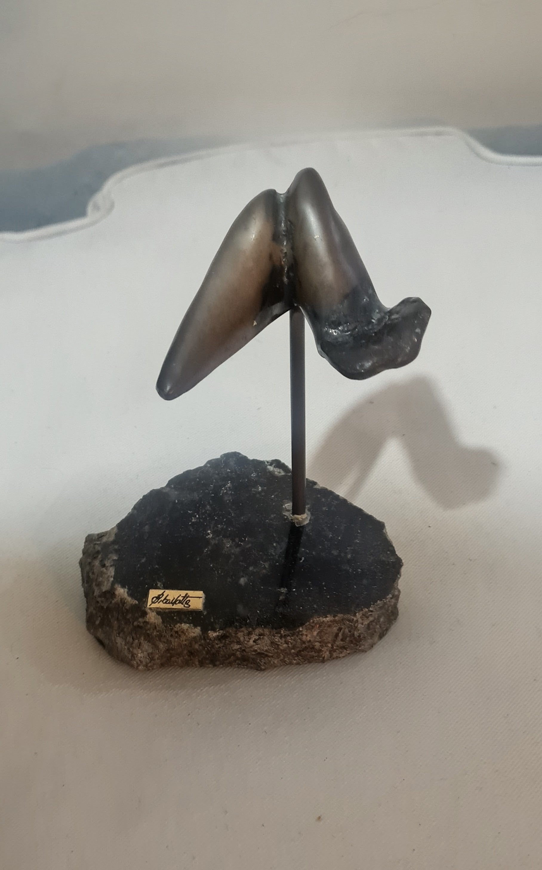 Escultura Modernista em Bronze sobre Granito Bruto – Assinada Biba Mattos (16 cm)