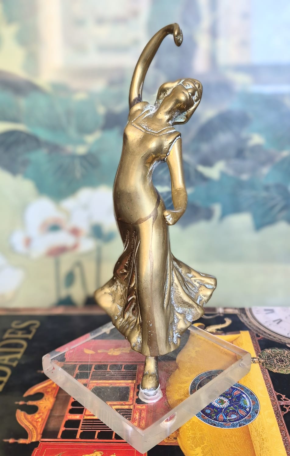 Escultura em bronze maciço representando bailarina,  mulher dançando 💃,  com base em acrílico.  Efeito decorativo incrível!