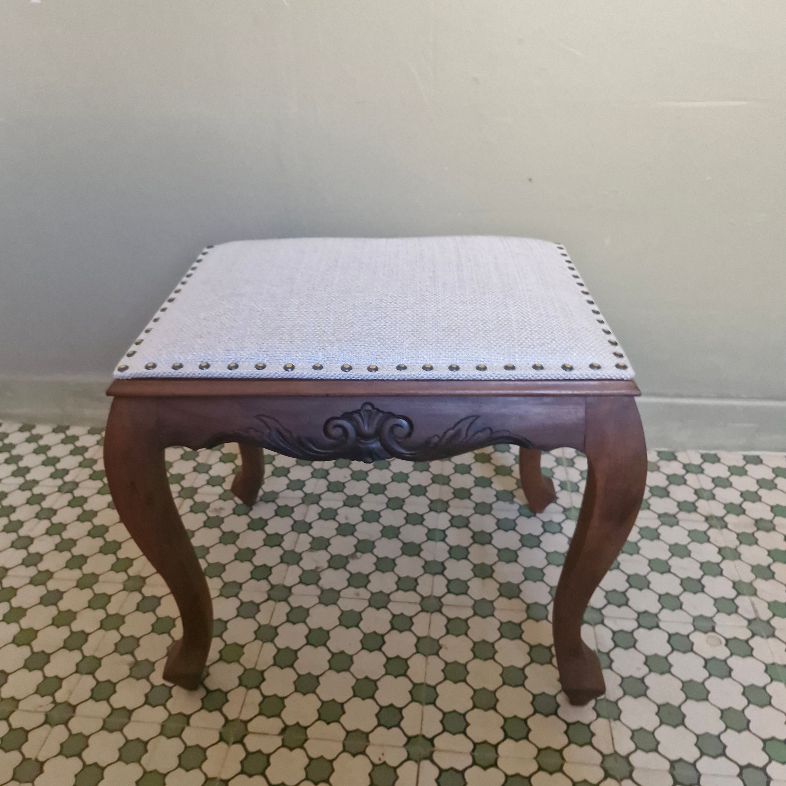 Banqueta Luiz XV com estofado em linho 
