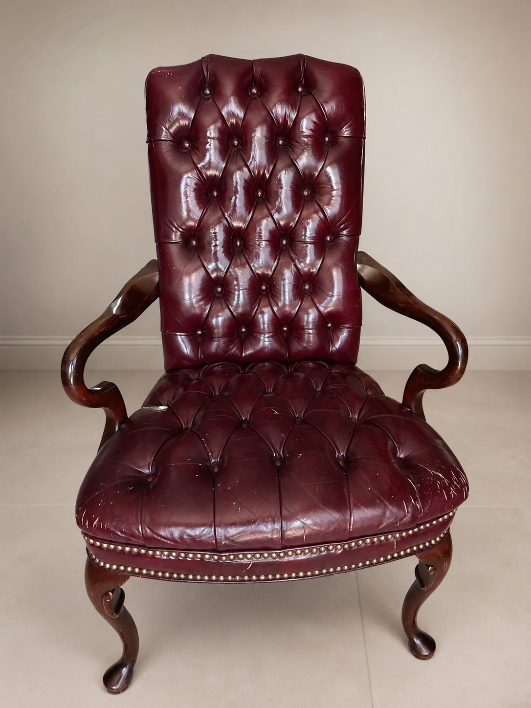 Poltrona com braço estilo Chesterfield Queen Anne em couro bordô.