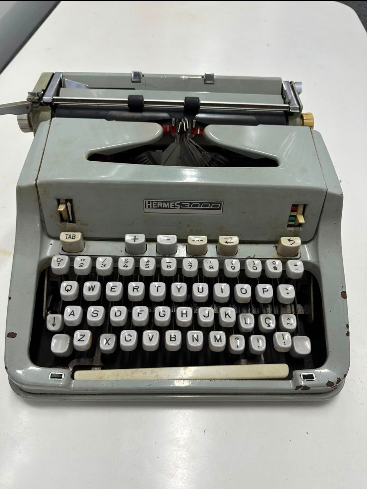 Máquina de Escrever Vintage Hermes 3000 – Teclado Português