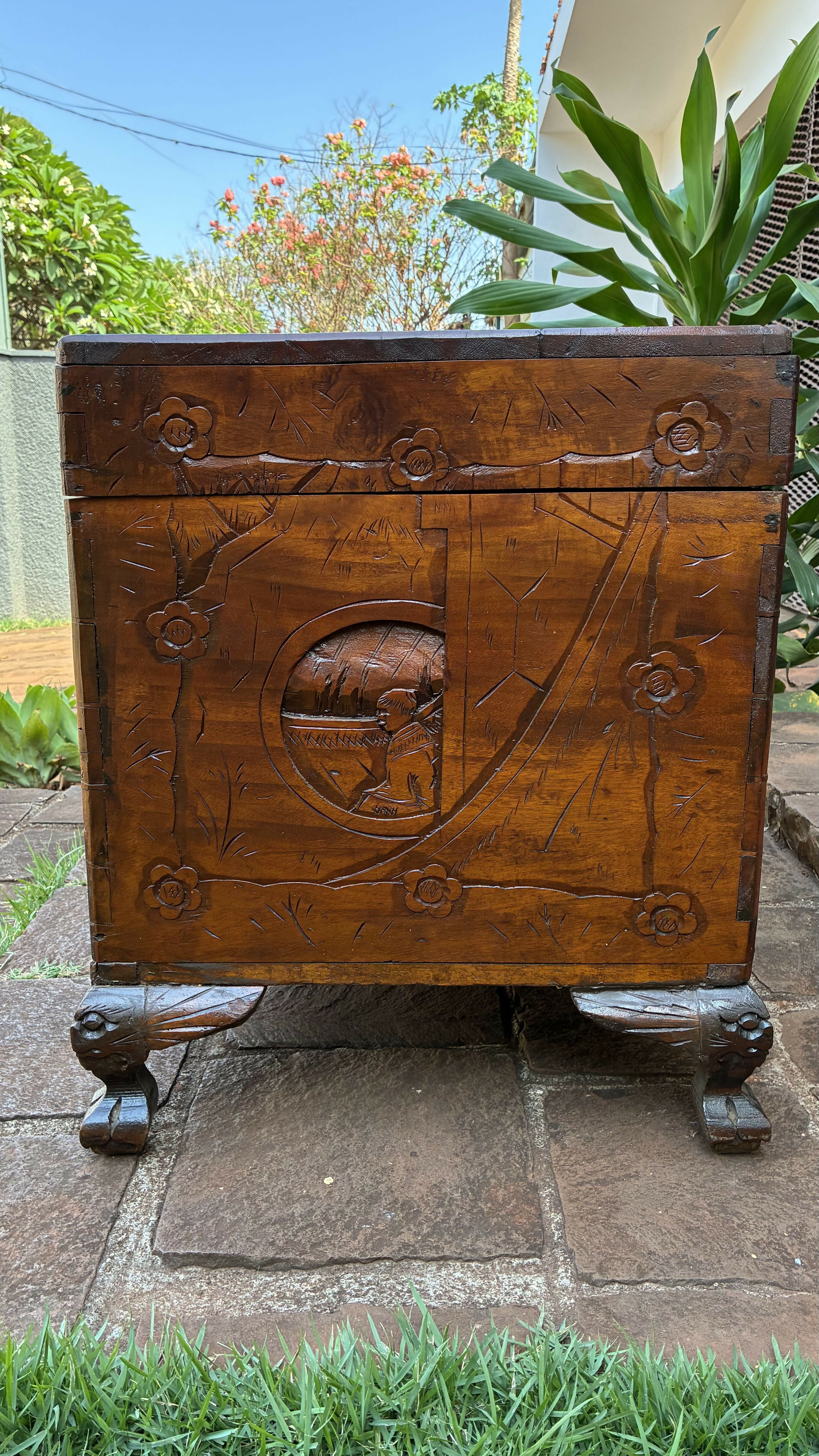 BAÚ ANTIGO EM MADEIRA ENTALHADA À MÃO