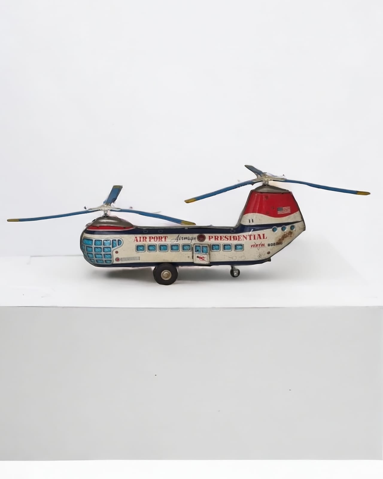 Antigo brinquedo de lata ´´Helicóptero boeing vertol ``.