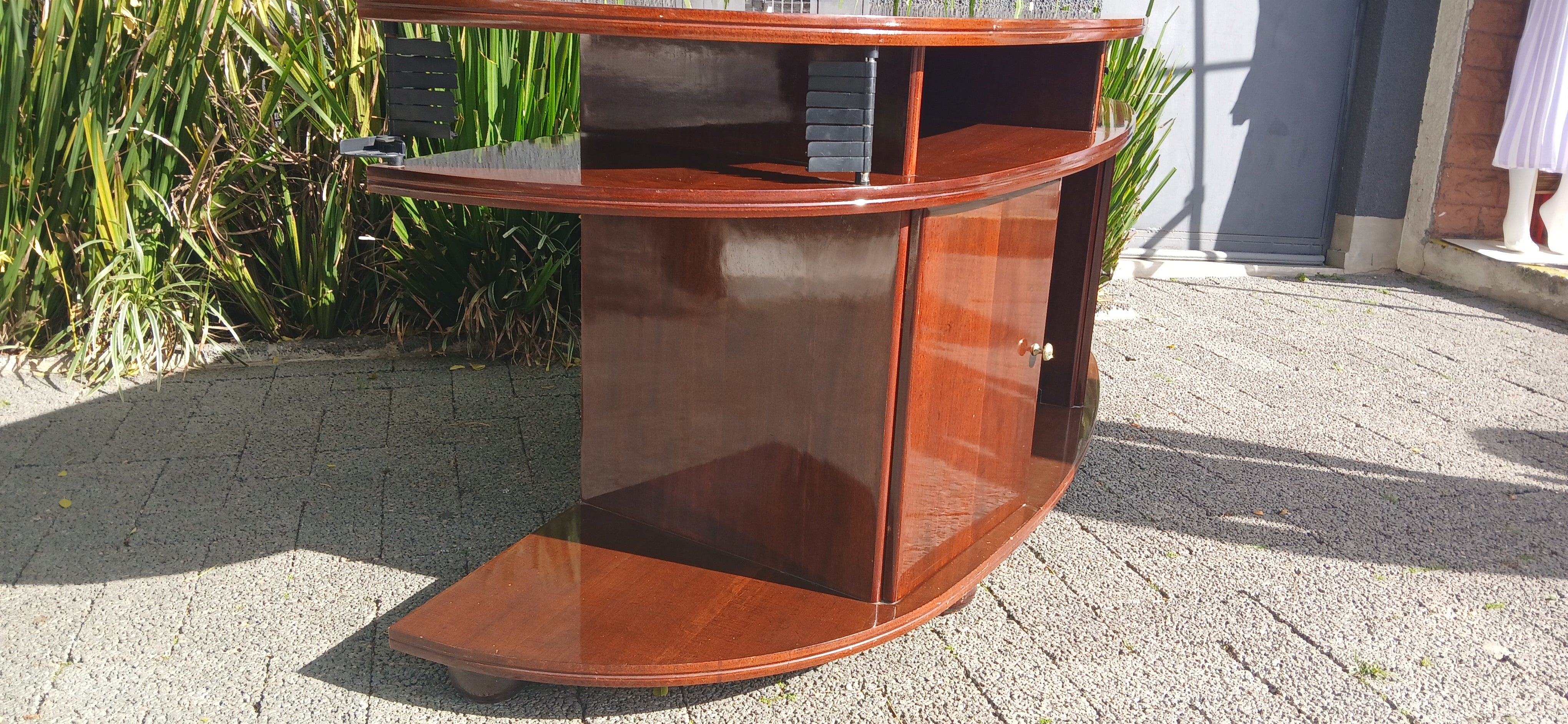 Rack Buffet arredondado em madeira escura com portas 