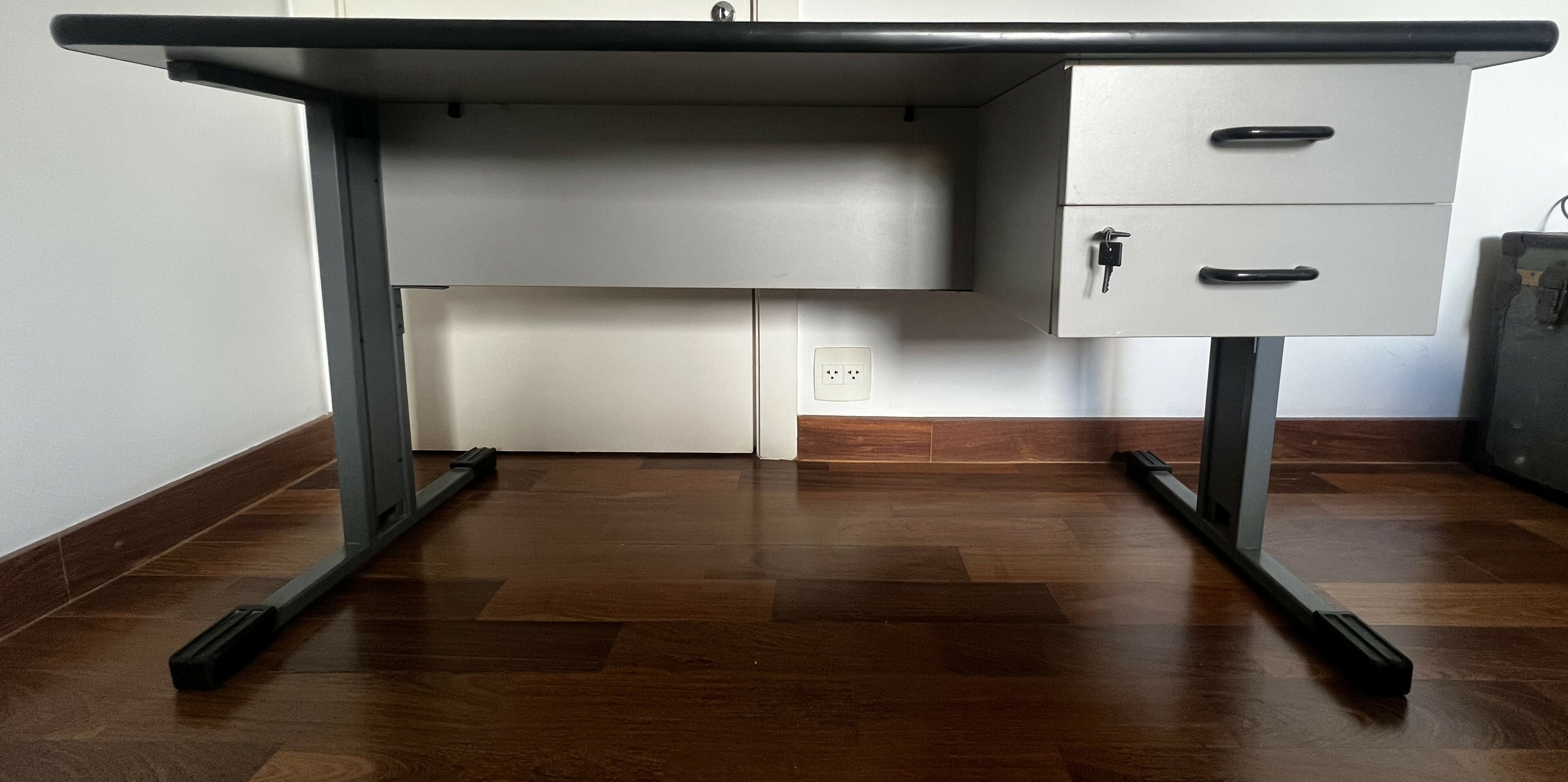 Mesa de escritório RICCÓ 1,50m com 2 gavetas