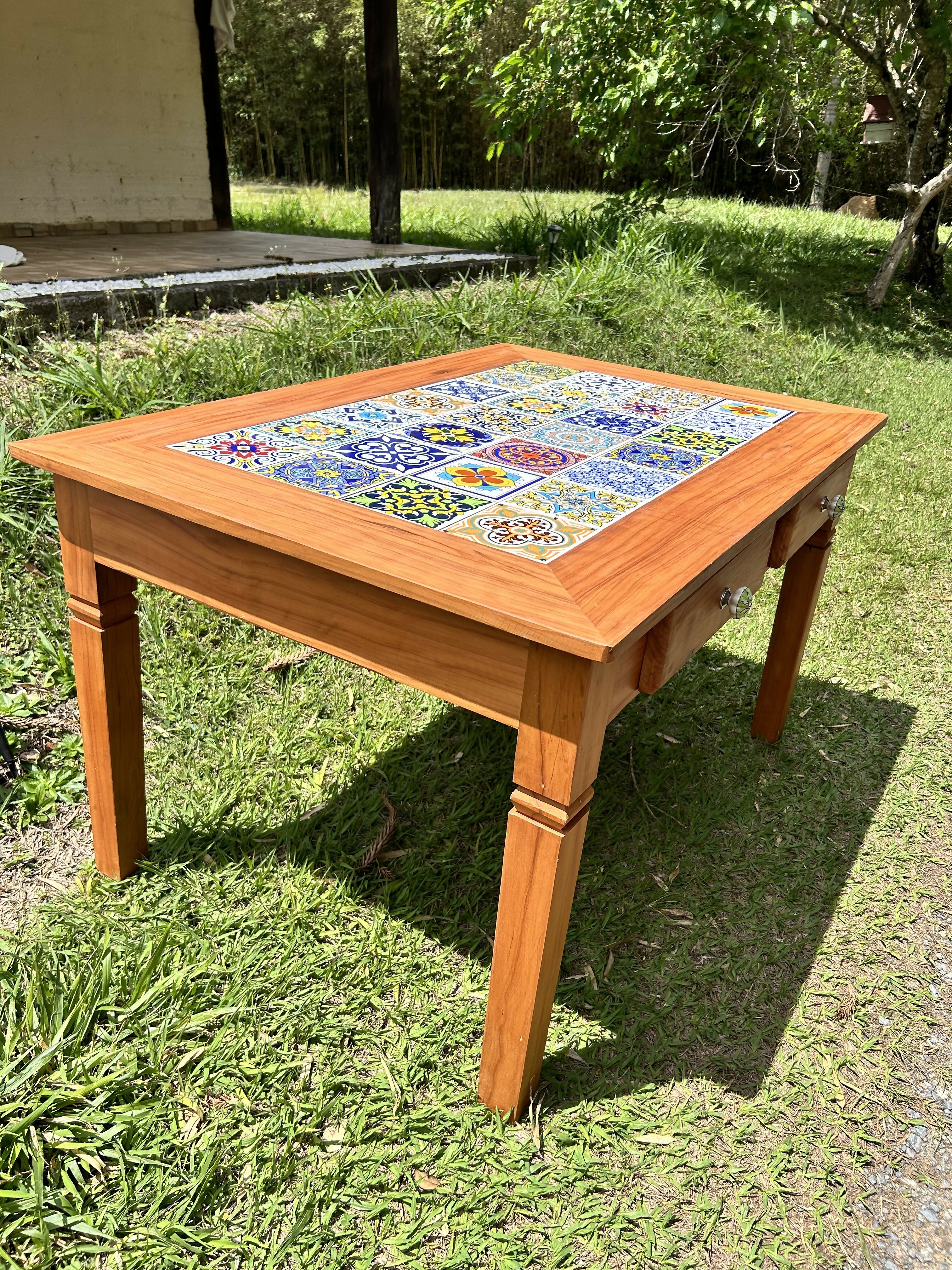 Mesa com azulejos