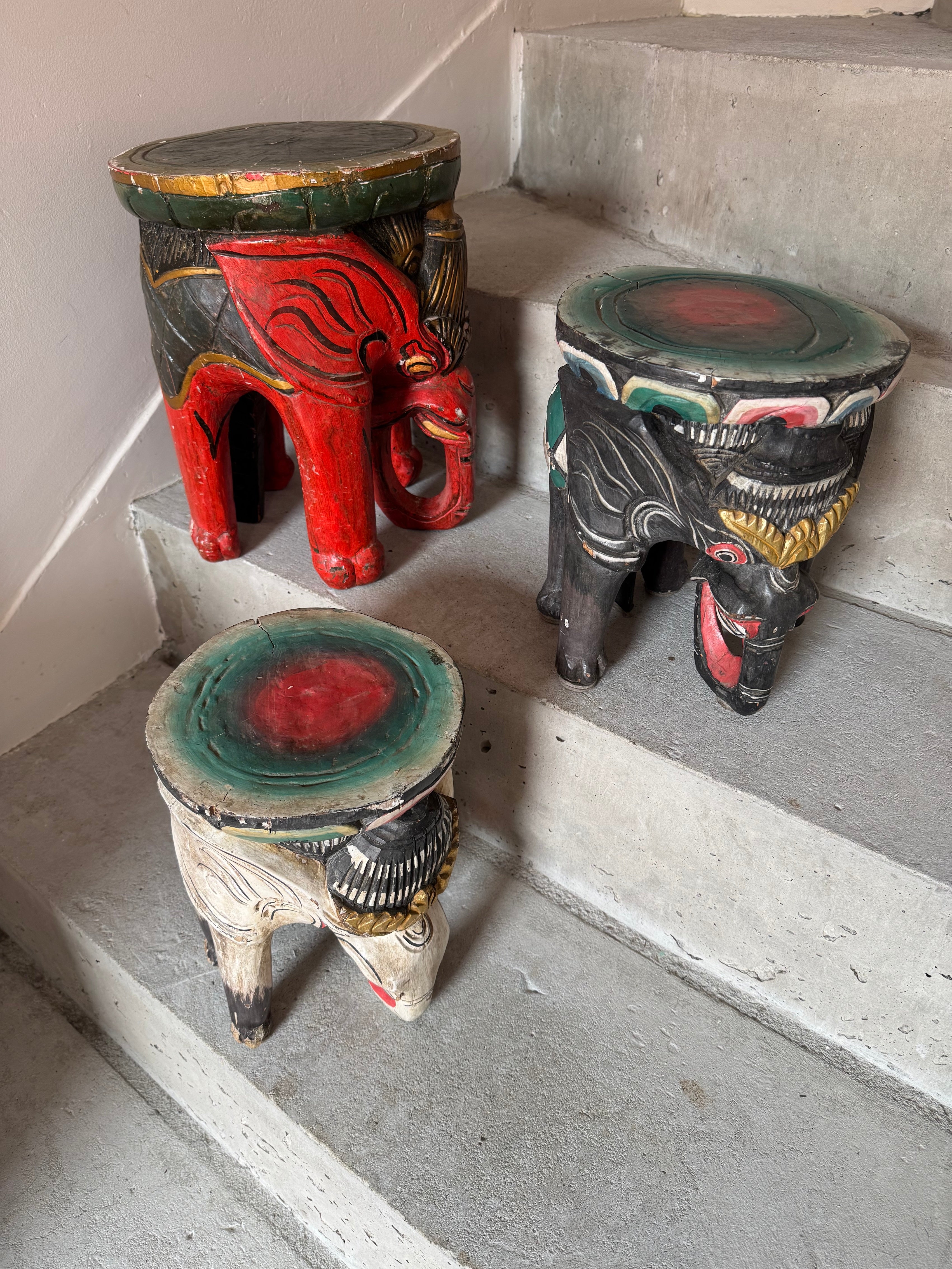 Trio de Antigos Bancos Mesinhas Elefantes Africanos Esculpidos em Madeira