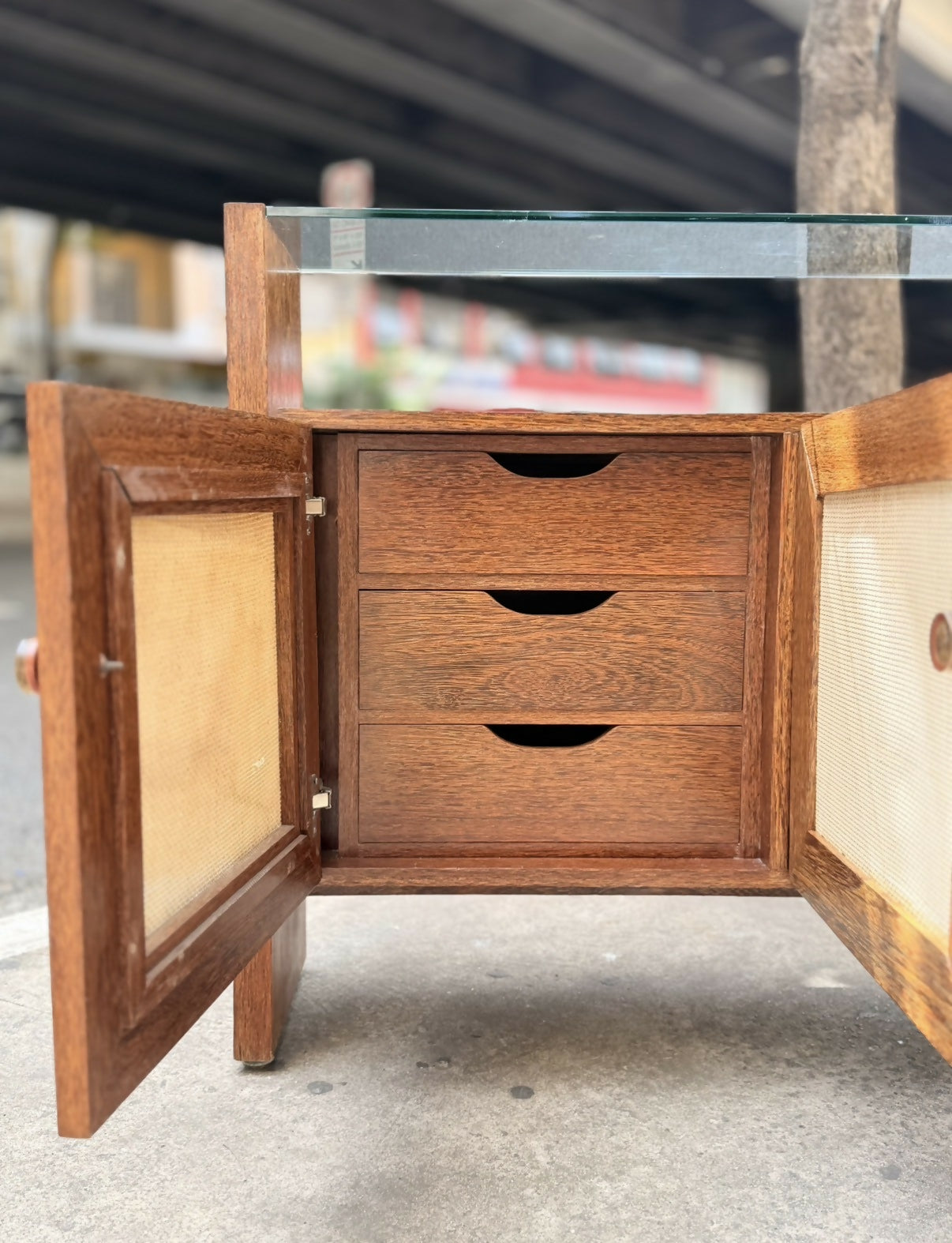 Buffet/Aparador em madeira sucupira e palhinha