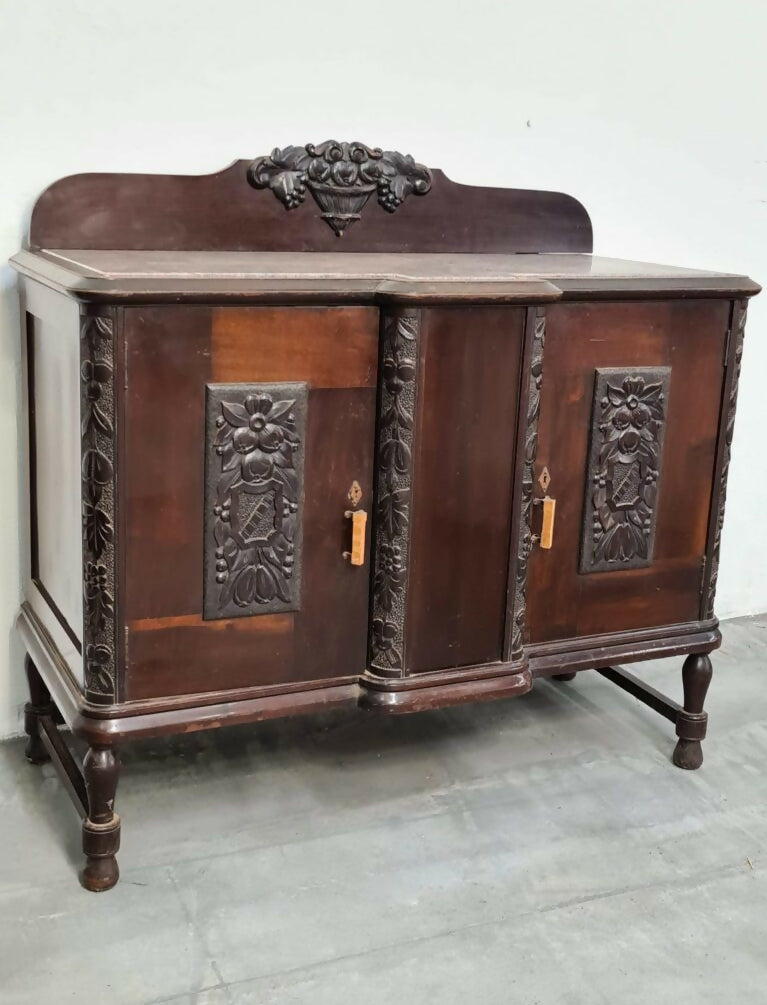 Buffet Renascença em Imbuia e tampo de mármore grego