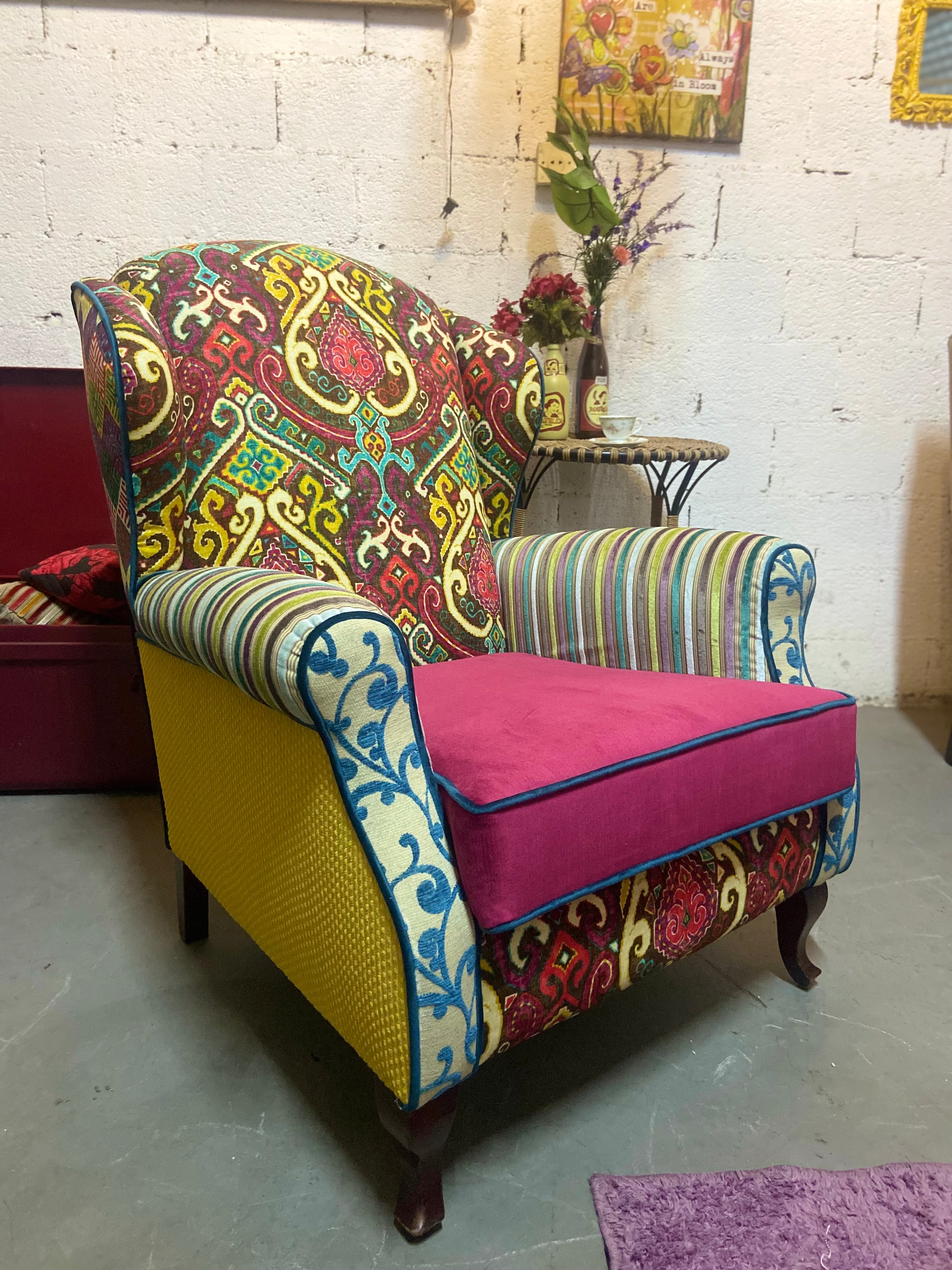 Poltrona Bergere Firenze com tecidos estampados coloridos e assento rosa