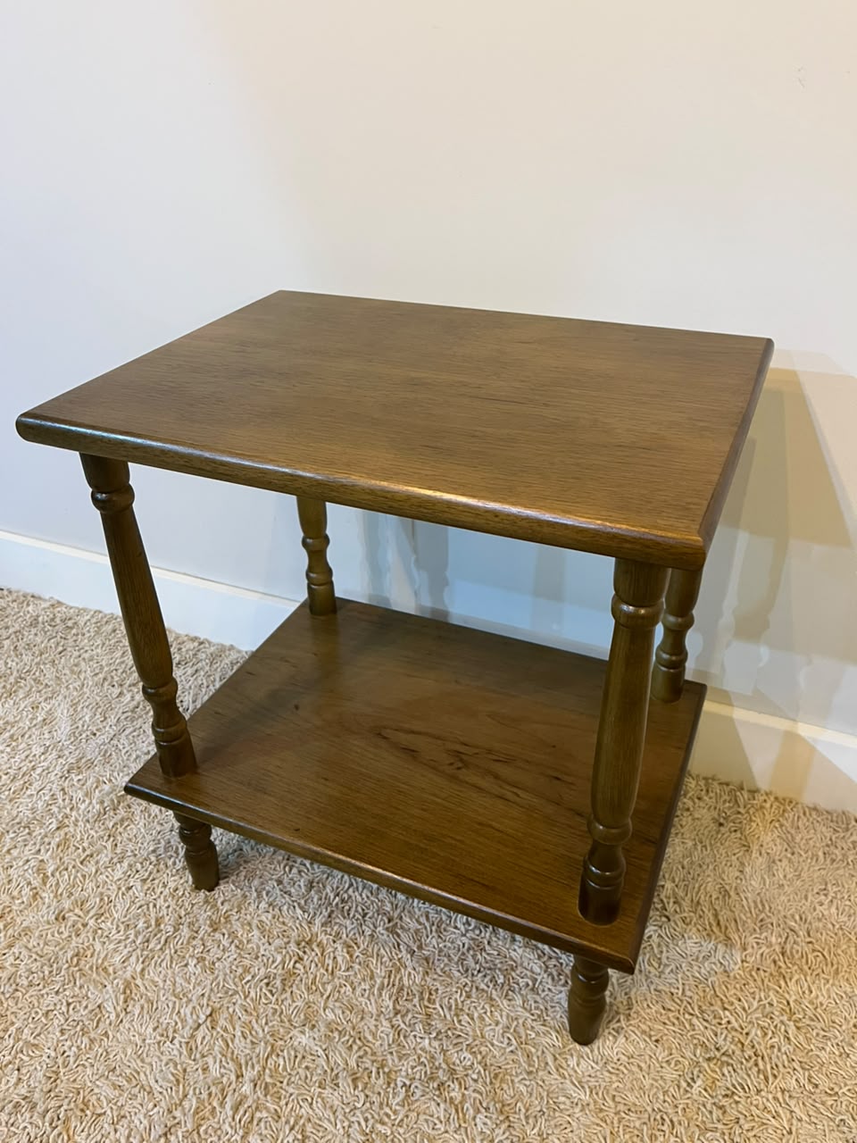 Mesa Lateral Retangular Em Madeira Tauari Com Pés Torneados – 52 Cm