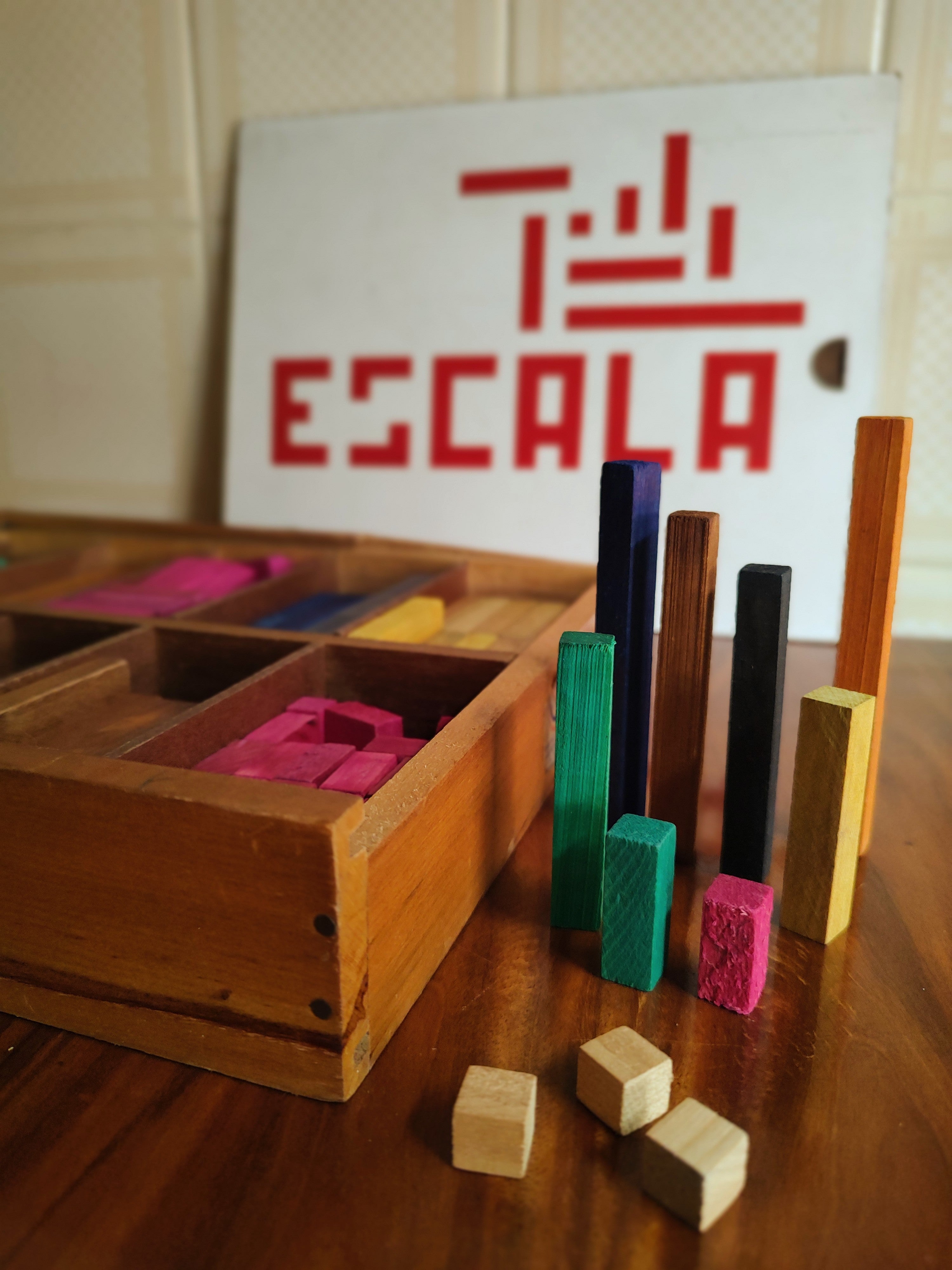 Antigo Brinquedo Educativo Escala com peças em madeira coloridas