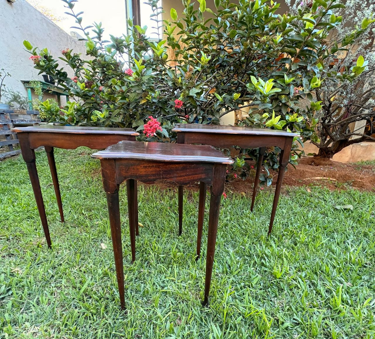 Trio de mesinhas em madeira imbuia.