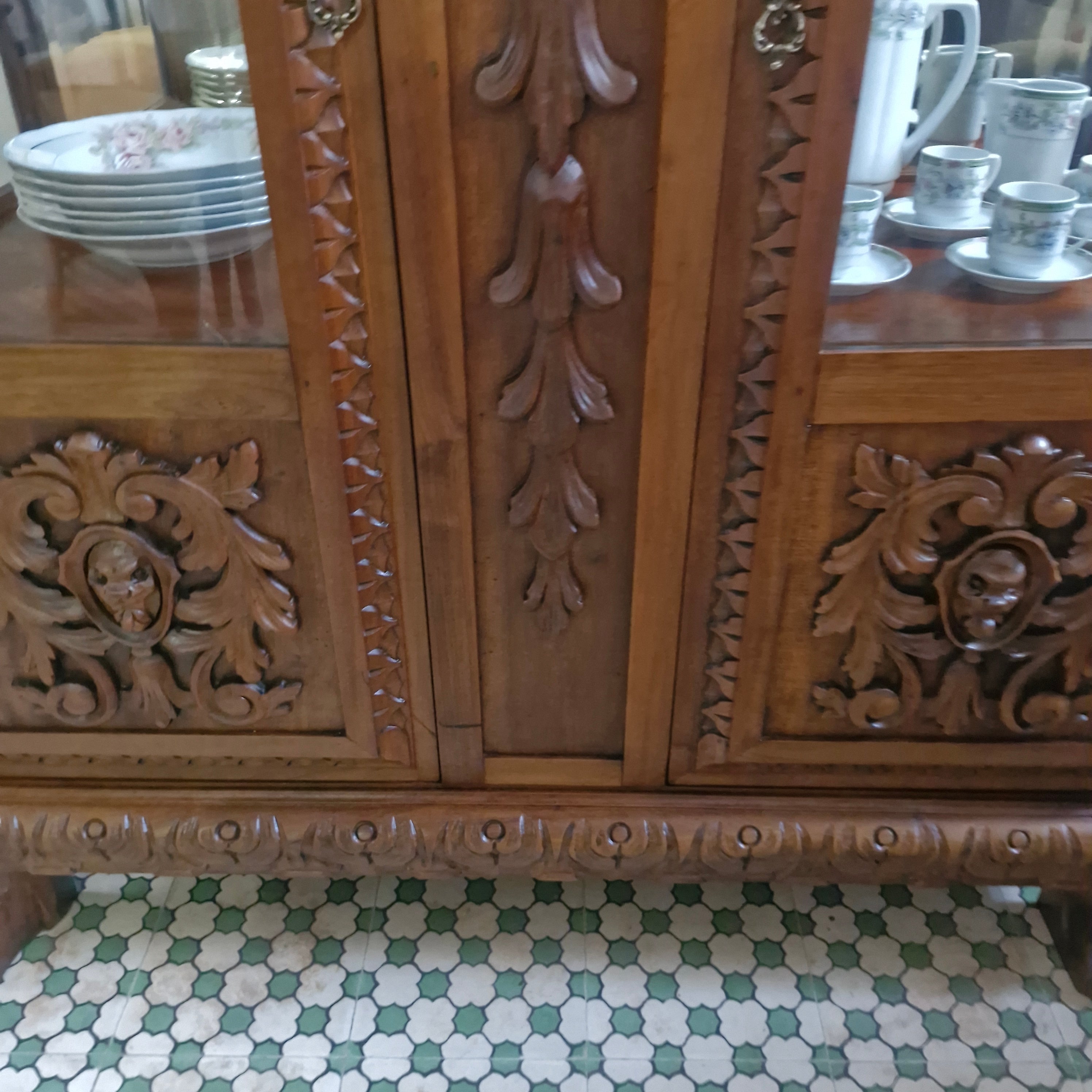 Maravilhosa Cristaleira estilo Renascença portuguesa, com ricos entalhes - restaurada 