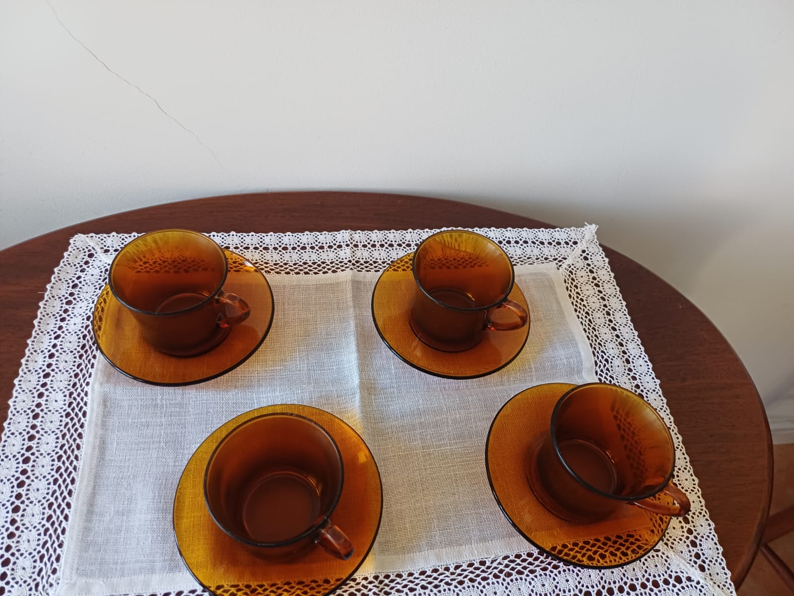Xicaras de chá com Pires Duralex âmbar.