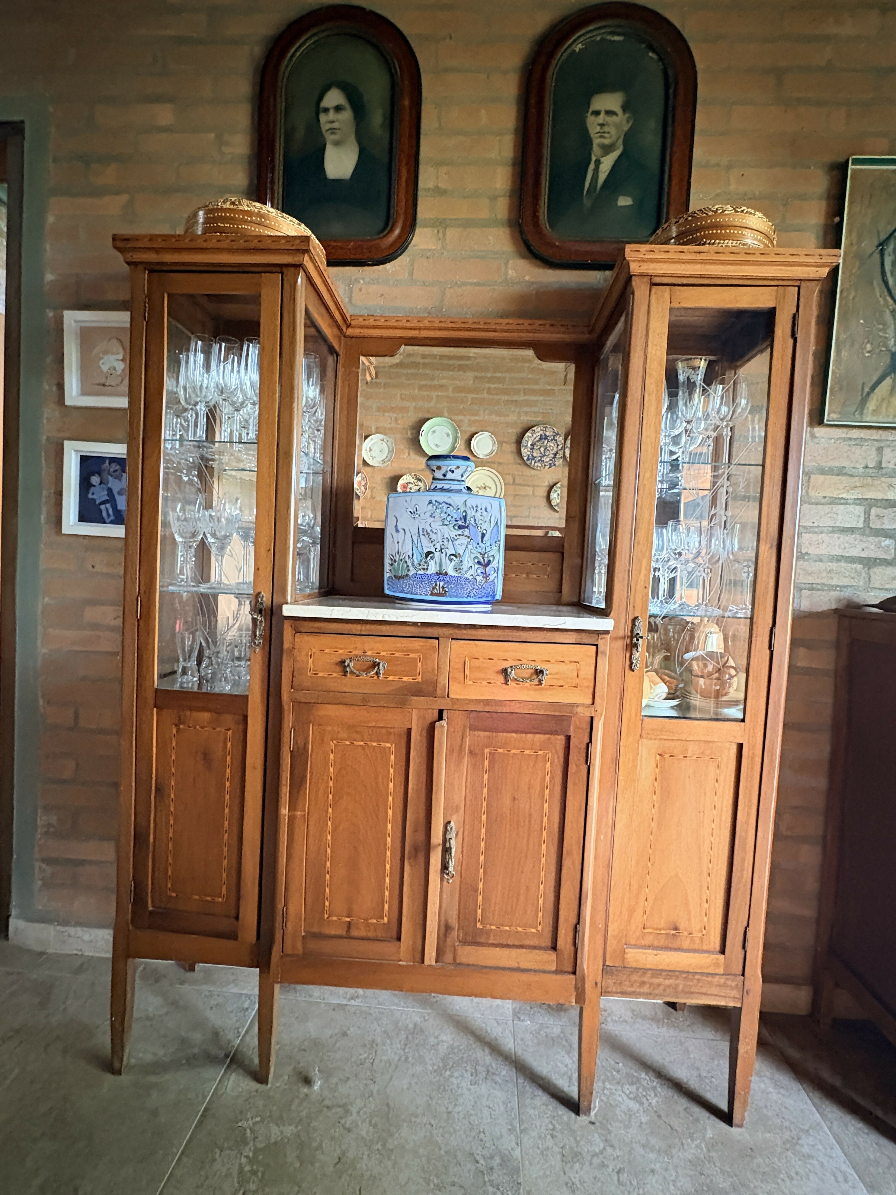 Cristaleira / buffet em madeira maciça com tampo em mármore