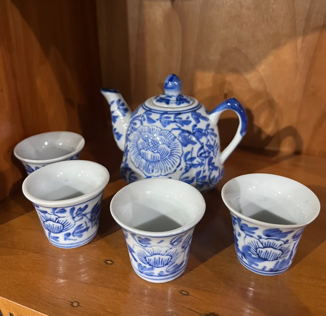 Conjunto para chá em porcelana azul e branca — bule + 4 xícaras