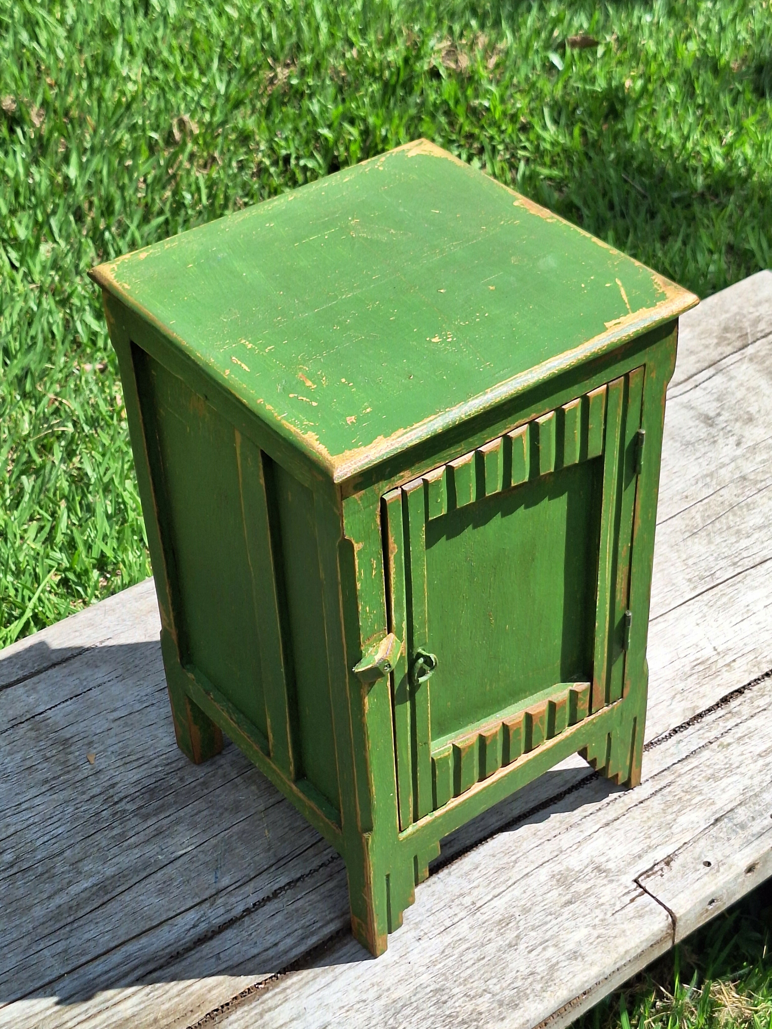 Mesinha de Cabeceira / Armarinho Tinta Gasta Verde Madeira Maciça Garimpo Mineiro