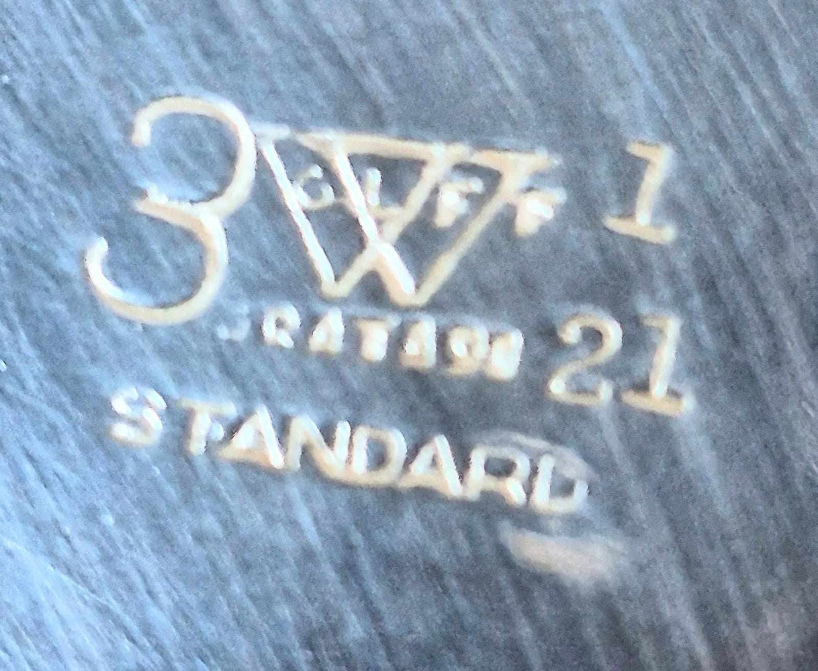 Bule de chá em metal espessurado à prata 90 Wolff, modelo Croise. Ótimo estado. 