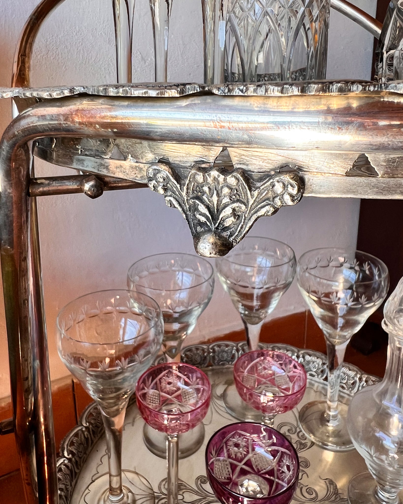 Carrinho de chá/bar prata com bandejas removíveis