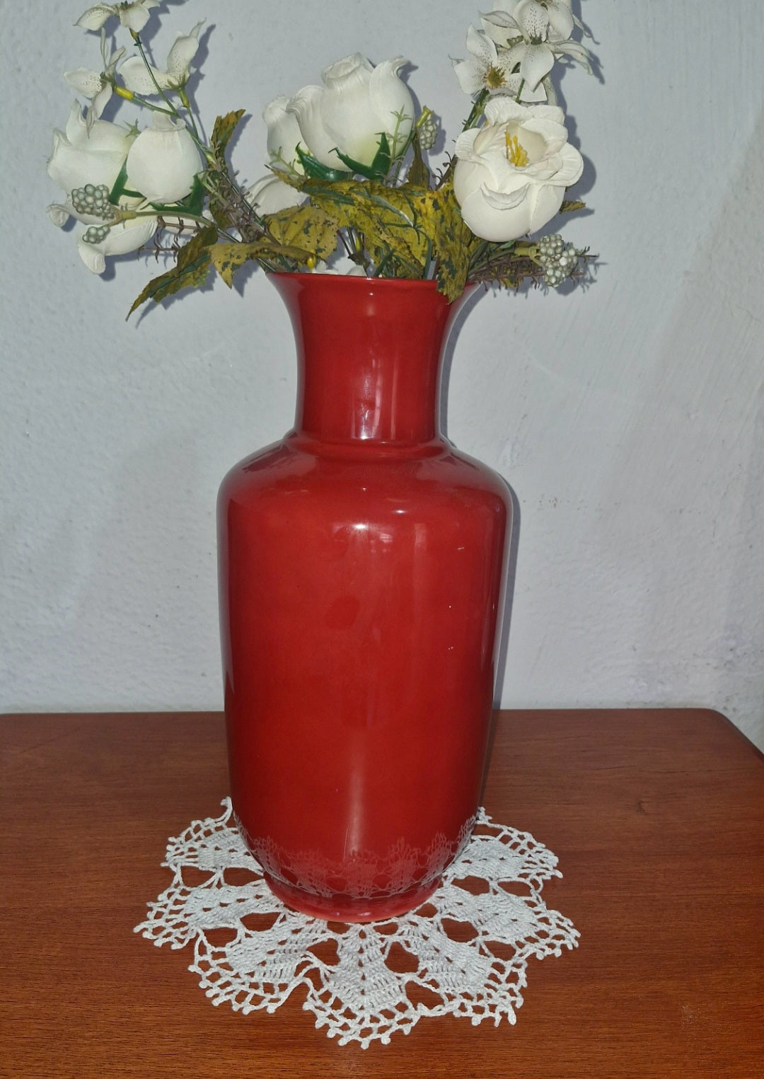 Vaso chinês de porcelana vermelha apresenta uma pintura manual de flores e pássaros