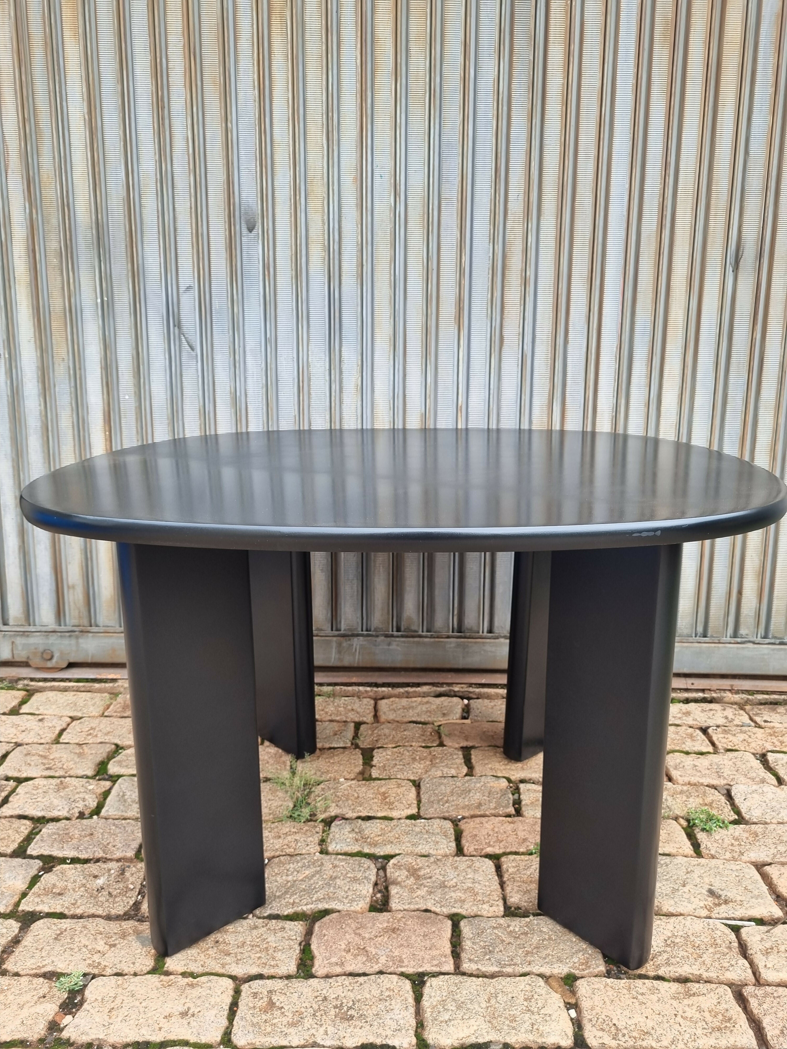 Mesa de Jantar Hobjeto Geraldo de Barros em Madeira com laca preta