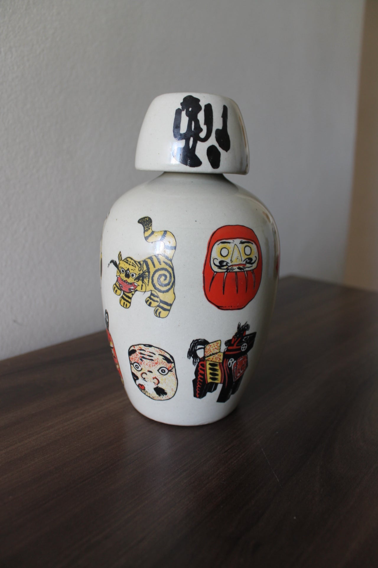 Garrafa Japonesa em Cerâmica – Decoração Tradicional com Daruma e Figuras Japonesas