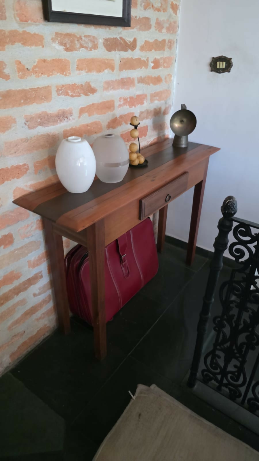 Aparador em madeira maciça com uma gaveta (restaurado nos mínimos detalhes)