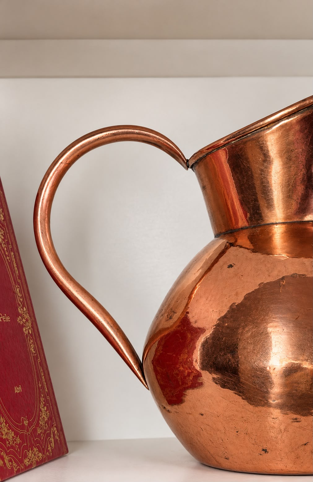 Grande Jarra Decorativa / Vaso em Cobre Polido com Corpo Arredondado e Bico Inclinado