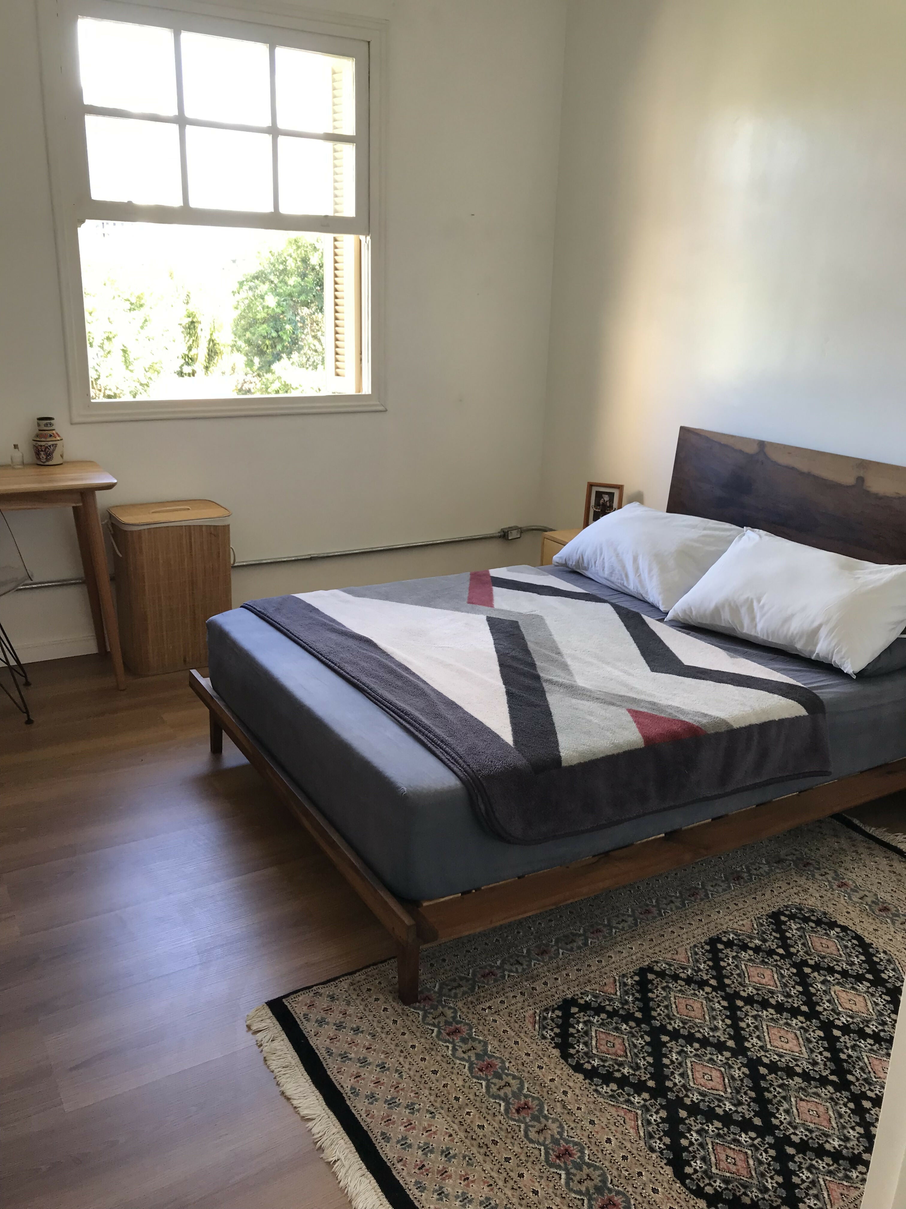 Cama de Casal Minimalista Luxo - Design Asiático em Peroba Rosa e Acácia