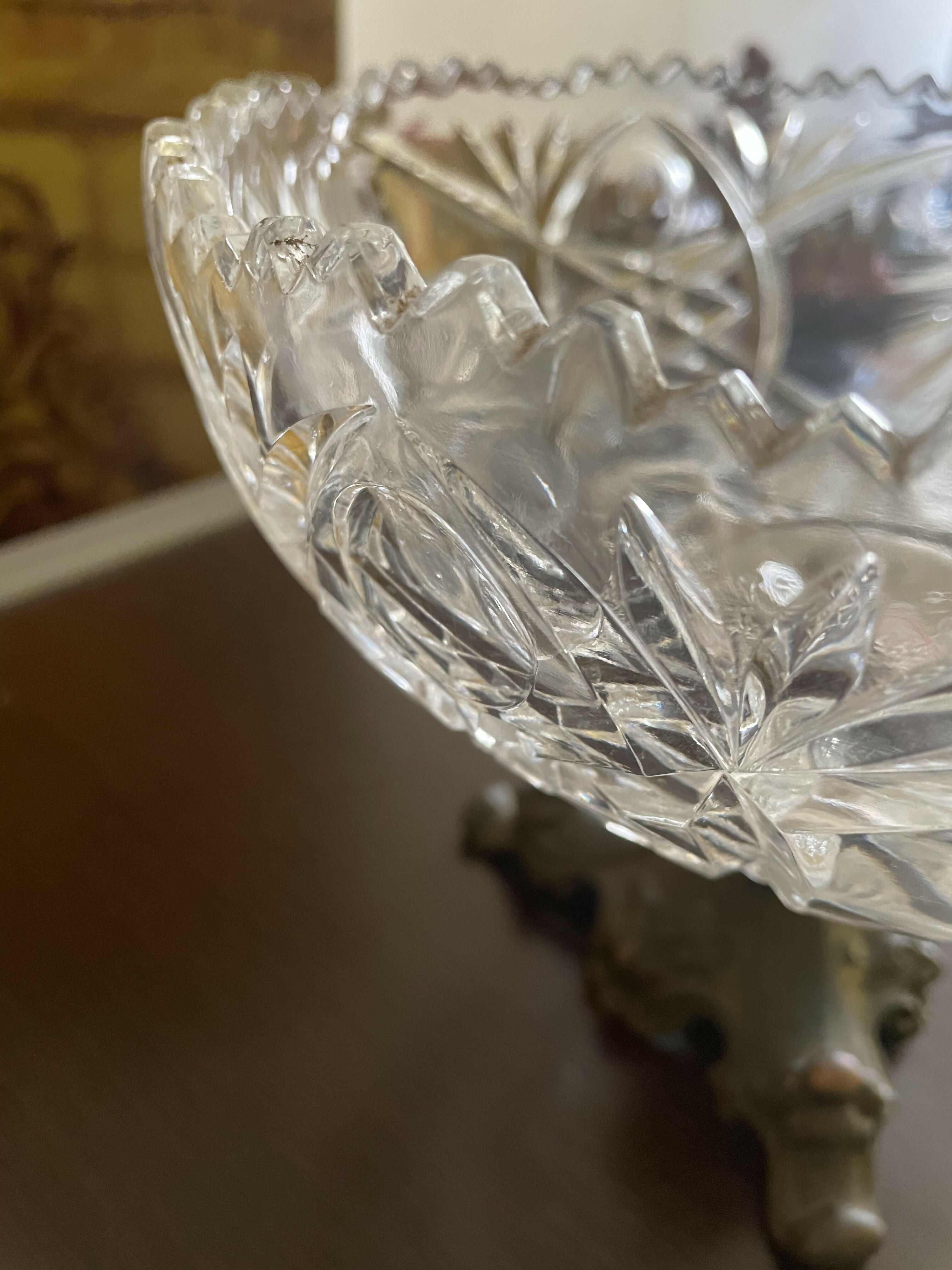 Fruteira de cristal com pé de bronze