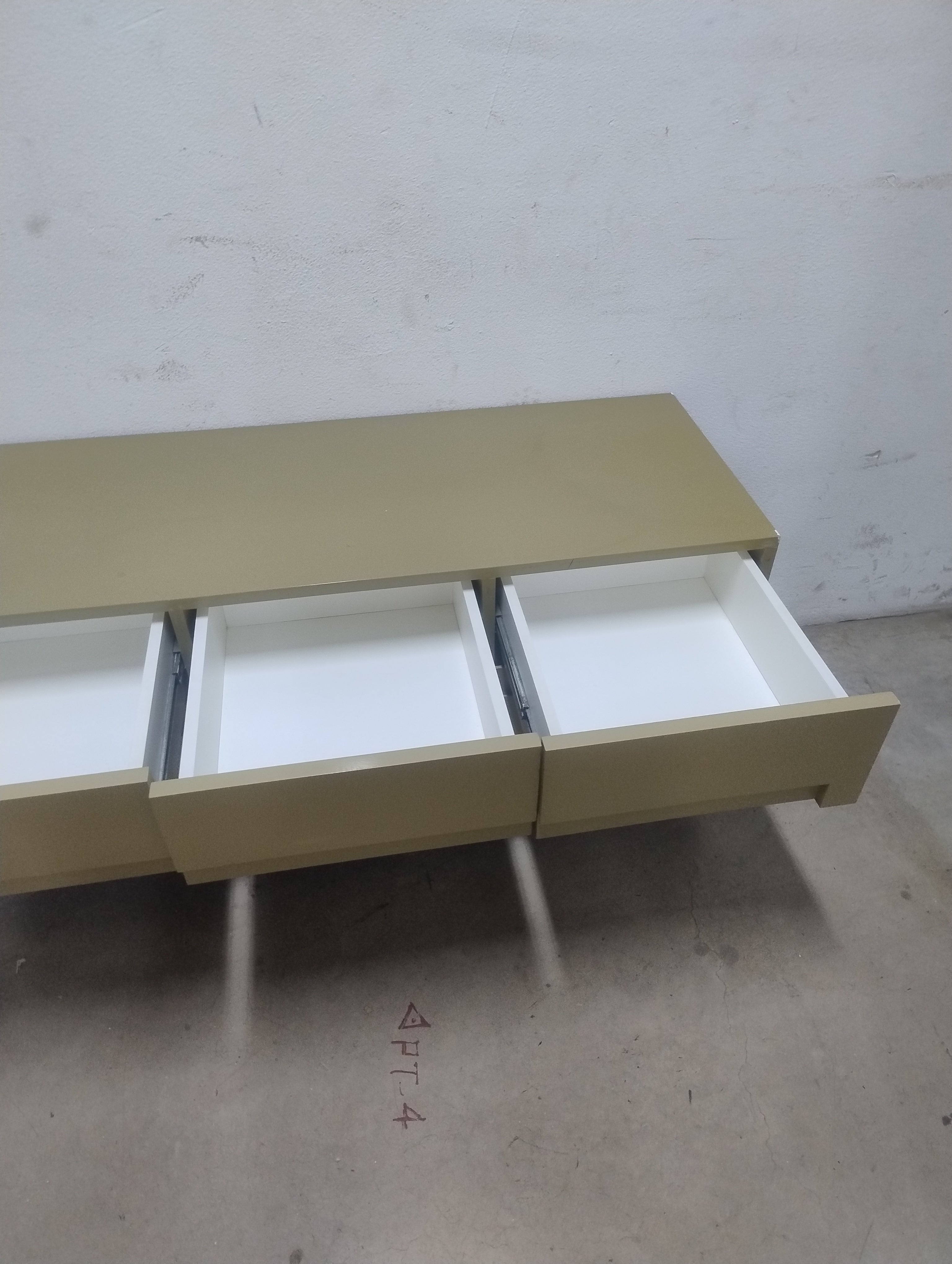 Rack / Buffet em Madeira Laqueada com Rodinhas