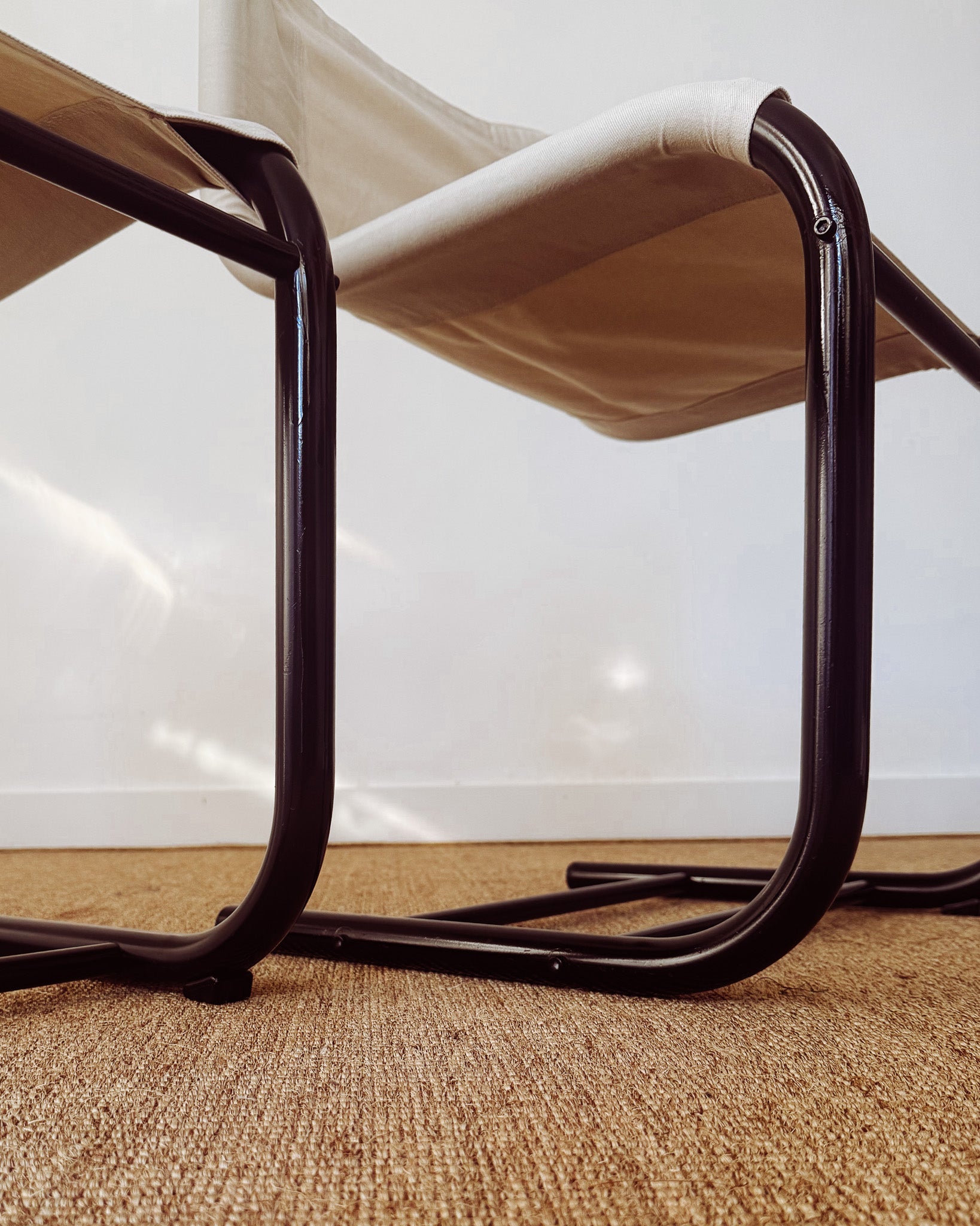 Par de cadeiras vintage “Innovator” anos 80 em estrutura tubular preta e assento em lona clara 