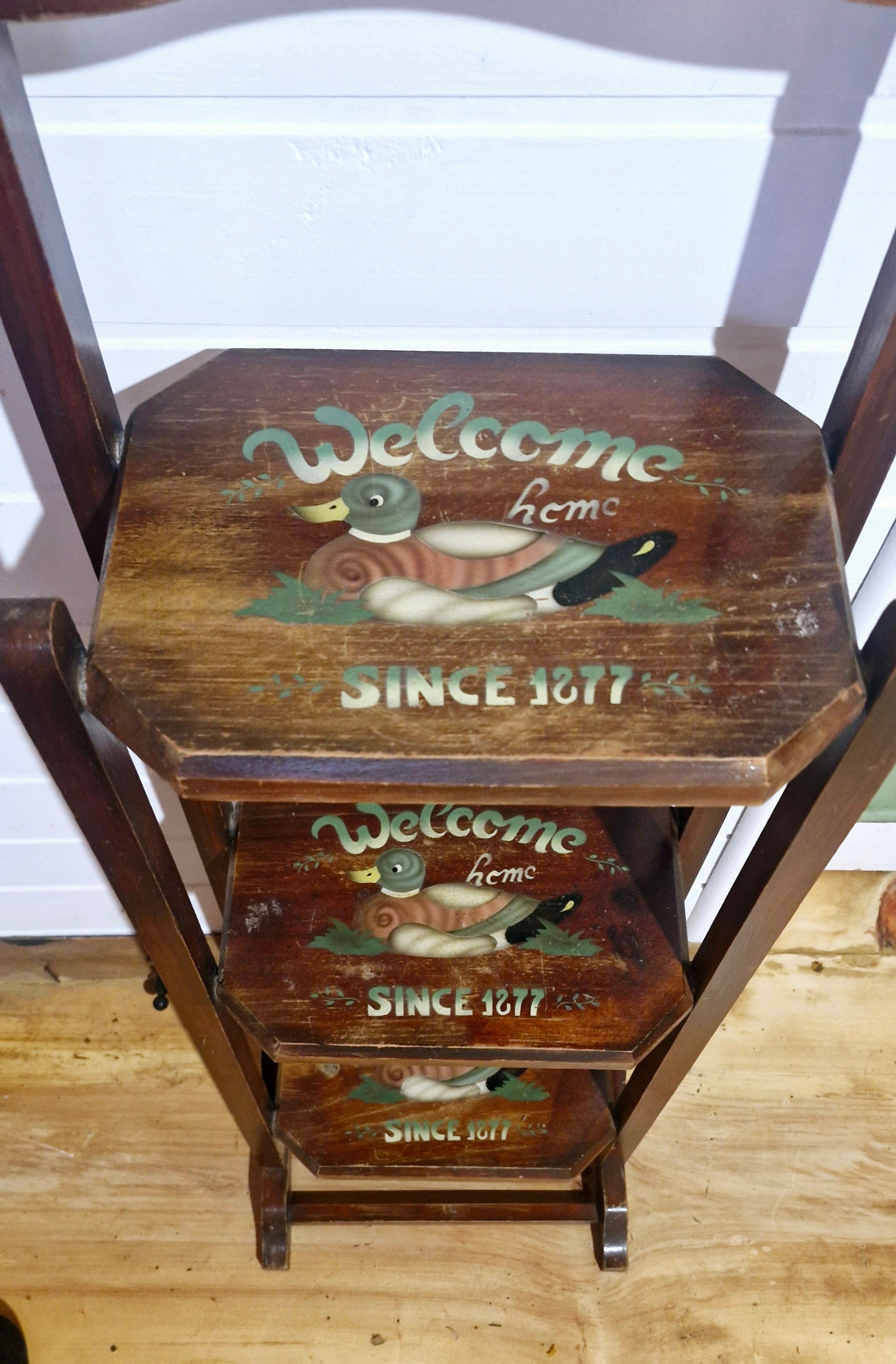 Linda estante articulável vintage em madeira com pintura de pato 